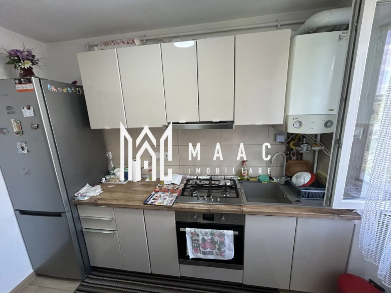 Apartament 2 camere I Terezian I Balcon închis - MAAC Imobiliare vă propune spre vânzare un apartament cu 2 camere, situat la etajul 4 din 4, în cartierul Terezian din Sibiu, într-o zonă liniștită și apreciată, ideală atât pentru locuință personală, cât și pentru investiție imobiliară. Proprietatea beneficiază de compartimentare practică, spații bine organizate și acces facil către toate punctele de interes ale orașului.

Apartamentul are o suprafață utilă de 46 mp, la care se adaugă un balcon închis de 3,3 mp, oferind un spațiu suplimentar util și confortabil. Compartimentarea este eficientă și funcțională, fiind compusă din hol, bucătărie separată, living, dormitor și baie cu geam pentru aerisire naturală, un avantaj important pentru confortul zilnic.

Locuința dispune de debara și spațiu dedicat pentru dressing, oferind multiple posibilități de depozitare și organizare. Balconul închis completează funcționalitatea apartamentului, fiind potrivit atât pentru relaxare, cât și pentru spațiu suplimentar de utilizare.

Apartamentul se vinde complet mobilat și utilat, fiind pregătit pentru mutare imediată sau pentru închiriere. Imobilul este situat într-un bloc izolat termic și anvelopat, aspect care contribuie la eficiența energetică și confortul termic al locuinței.

Compartimentare:
-Hol
-Bucătărie separată
-Living
-Dormitor
-Baie cu geam de aerisire
-Debara
-Spațiu pentru dressing
-Balcon închis de 3,3 mp

Dotări și avantaje:
-Complet mobilat și utilat
-Bloc izolat termic și anvelopat
-Zonă liniștită
-Comunitate foarte bună
-Aproape de școli și magazine
-Acces facil la mijloace de transport
-Ideal pentru locuință sau investiție

Proprietatea reprezintă o oportunitate excelentă pentru cei care caută un apartament de vânzare în Terezian, Sibiu, într-o zonă bine conectată și apreciată pentru accesibilitate și confort.

Pentru mai multe detalii și programarea unei vizionări, vă rugăm să contactați echipa MAAC Imobiliare și să menționați CP3065889 la telefon.