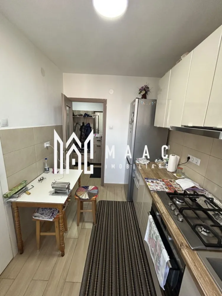 Apartament 2 camere I Terezian I Balcon închis - MAAC Imobiliare vă propune spre vânzare un apartament cu 2 camere, situat la etajul 4 din 4, în cartierul Terezian din Sibiu, într-o zonă liniștită și apreciată, ideală atât pentru locuință personală, cât și pentru investiție imobiliară. Proprietatea beneficiază de compartimentare practică, spații bine organizate și acces facil către toate punctele de interes ale orașului.

Apartamentul are o suprafață utilă de 46 mp, la care se adaugă un balcon închis de 3,3 mp, oferind un spațiu suplimentar util și confortabil. Compartimentarea este eficientă și funcțională, fiind compusă din hol, bucătărie separată, living, dormitor și baie cu geam pentru aerisire naturală, un avantaj important pentru confortul zilnic.

Locuința dispune de debara și spațiu dedicat pentru dressing, oferind multiple posibilități de depozitare și organizare. Balconul închis completează funcționalitatea apartamentului, fiind potrivit atât pentru relaxare, cât și pentru spațiu suplimentar de utilizare.

Apartamentul se vinde complet mobilat și utilat, fiind pregătit pentru mutare imediată sau pentru închiriere. Imobilul este situat într-un bloc izolat termic și anvelopat, aspect care contribuie la eficiența energetică și confortul termic al locuinței.

Compartimentare:
-Hol
-Bucătărie separată
-Living
-Dormitor
-Baie cu geam de aerisire
-Debara
-Spațiu pentru dressing
-Balcon închis de 3,3 mp

Dotări și avantaje:
-Complet mobilat și utilat
-Bloc izolat termic și anvelopat
-Zonă liniștită
-Comunitate foarte bună
-Aproape de școli și magazine
-Acces facil la mijloace de transport
-Ideal pentru locuință sau investiție

Proprietatea reprezintă o oportunitate excelentă pentru cei care caută un apartament de vânzare în Terezian, Sibiu, într-o zonă bine conectată și apreciată pentru accesibilitate și confort.

Pentru mai multe detalii și programarea unei vizionări, vă rugăm să contactați echipa MAAC Imobiliare și să menționați CP3065889 la telefon.