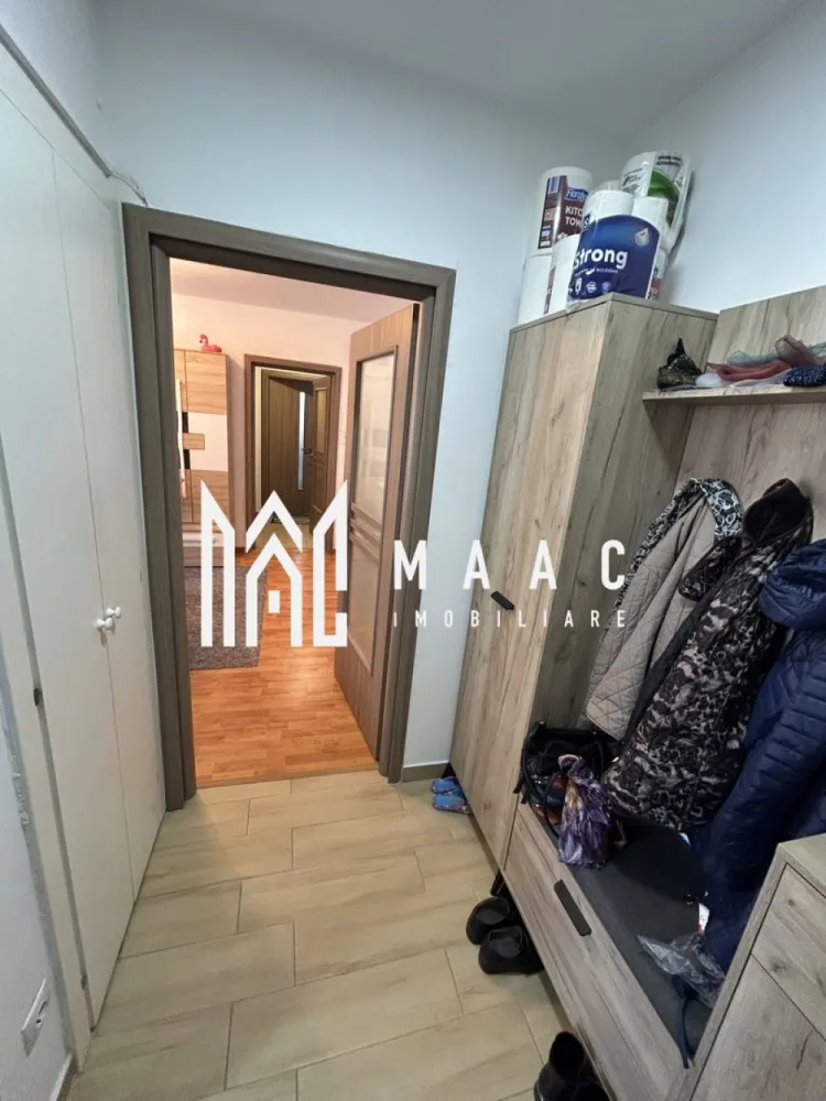 Apartament 2 camere I Terezian I Balcon închis - MAAC Imobiliare vă propune spre vânzare un apartament cu 2 camere, situat la etajul 4 din 4, în cartierul Terezian din Sibiu, într-o zonă liniștită și apreciată, ideală atât pentru locuință personală, cât și pentru investiție imobiliară. Proprietatea beneficiază de compartimentare practică, spații bine organizate și acces facil către toate punctele de interes ale orașului.

Apartamentul are o suprafață utilă de 46 mp, la care se adaugă un balcon închis de 3,3 mp, oferind un spațiu suplimentar util și confortabil. Compartimentarea este eficientă și funcțională, fiind compusă din hol, bucătărie separată, living, dormitor și baie cu geam pentru aerisire naturală, un avantaj important pentru confortul zilnic.

Locuința dispune de debara și spațiu dedicat pentru dressing, oferind multiple posibilități de depozitare și organizare. Balconul închis completează funcționalitatea apartamentului, fiind potrivit atât pentru relaxare, cât și pentru spațiu suplimentar de utilizare.

Apartamentul se vinde complet mobilat și utilat, fiind pregătit pentru mutare imediată sau pentru închiriere. Imobilul este situat într-un bloc izolat termic și anvelopat, aspect care contribuie la eficiența energetică și confortul termic al locuinței.

Compartimentare:
-Hol
-Bucătărie separată
-Living
-Dormitor
-Baie cu geam de aerisire
-Debara
-Spațiu pentru dressing
-Balcon închis de 3,3 mp

Dotări și avantaje:
-Complet mobilat și utilat
-Bloc izolat termic și anvelopat
-Zonă liniștită
-Comunitate foarte bună
-Aproape de școli și magazine
-Acces facil la mijloace de transport
-Ideal pentru locuință sau investiție

Proprietatea reprezintă o oportunitate excelentă pentru cei care caută un apartament de vânzare în Terezian, Sibiu, într-o zonă bine conectată și apreciată pentru accesibilitate și confort.

Pentru mai multe detalii și programarea unei vizionări, vă rugăm să contactați echipa MAAC Imobiliare și să menționați CP3065889 la telefon.