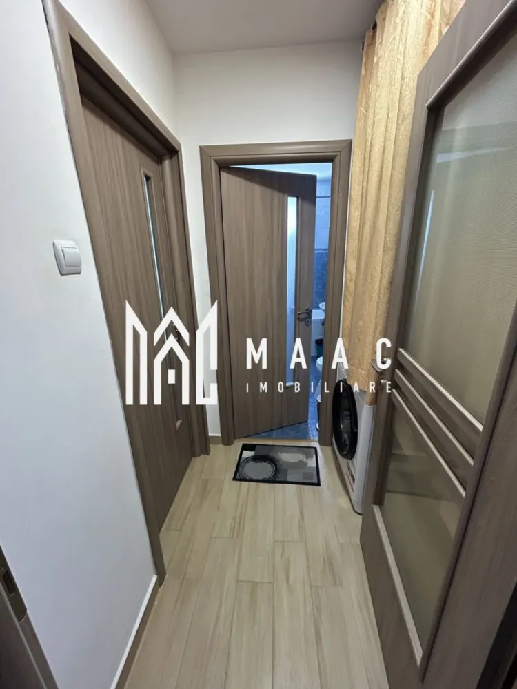 Apartament 2 camere I Terezian I Balcon închis - MAAC Imobiliare vă propune spre vânzare un apartament cu 2 camere, situat la etajul 4 din 4, în cartierul Terezian din Sibiu, într-o zonă liniștită și apreciată, ideală atât pentru locuință personală, cât și pentru investiție imobiliară. Proprietatea beneficiază de compartimentare practică, spații bine organizate și acces facil către toate punctele de interes ale orașului.

Apartamentul are o suprafață utilă de 46 mp, la care se adaugă un balcon închis de 3,3 mp, oferind un spațiu suplimentar util și confortabil. Compartimentarea este eficientă și funcțională, fiind compusă din hol, bucătărie separată, living, dormitor și baie cu geam pentru aerisire naturală, un avantaj important pentru confortul zilnic.

Locuința dispune de debara și spațiu dedicat pentru dressing, oferind multiple posibilități de depozitare și organizare. Balconul închis completează funcționalitatea apartamentului, fiind potrivit atât pentru relaxare, cât și pentru spațiu suplimentar de utilizare.

Apartamentul se vinde complet mobilat și utilat, fiind pregătit pentru mutare imediată sau pentru închiriere. Imobilul este situat într-un bloc izolat termic și anvelopat, aspect care contribuie la eficiența energetică și confortul termic al locuinței.

Compartimentare:
-Hol
-Bucătărie separată
-Living
-Dormitor
-Baie cu geam de aerisire
-Debara
-Spațiu pentru dressing
-Balcon închis de 3,3 mp

Dotări și avantaje:
-Complet mobilat și utilat
-Bloc izolat termic și anvelopat
-Zonă liniștită
-Comunitate foarte bună
-Aproape de școli și magazine
-Acces facil la mijloace de transport
-Ideal pentru locuință sau investiție

Proprietatea reprezintă o oportunitate excelentă pentru cei care caută un apartament de vânzare în Terezian, Sibiu, într-o zonă bine conectată și apreciată pentru accesibilitate și confort.

Pentru mai multe detalii și programarea unei vizionări, vă rugăm să contactați echipa MAAC Imobiliare și să menționați CP3065889 la telefon.