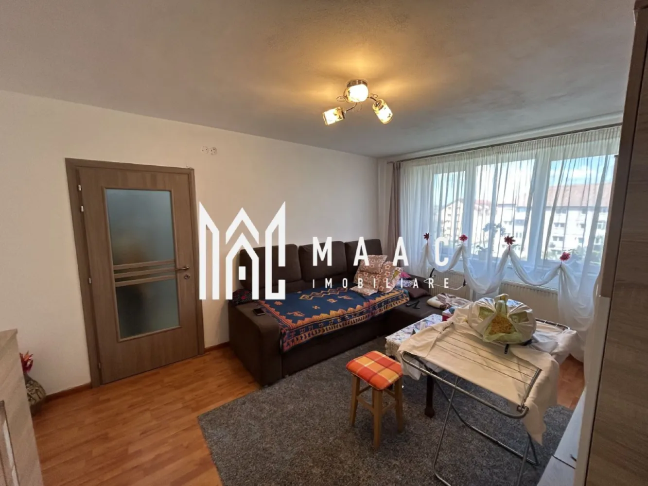 Apartament 2 camere I Terezian I Balcon închis - MAAC Imobiliare vă propune spre vânzare un apartament cu 2 camere, situat la etajul 4 din 4, în cartierul Terezian din Sibiu, într-o zonă liniștită și apreciată, ideală atât pentru locuință personală, cât și pentru investiție imobiliară. Proprietatea beneficiază de compartimentare practică, spații bine organizate și acces facil către toate punctele de interes ale orașului.

Apartamentul are o suprafață utilă de 46 mp, la care se adaugă un balcon închis de 3,3 mp, oferind un spațiu suplimentar util și confortabil. Compartimentarea este eficientă și funcțională, fiind compusă din hol, bucătărie separată, living, dormitor și baie cu geam pentru aerisire naturală, un avantaj important pentru confortul zilnic.

Locuința dispune de debara și spațiu dedicat pentru dressing, oferind multiple posibilități de depozitare și organizare. Balconul închis completează funcționalitatea apartamentului, fiind potrivit atât pentru relaxare, cât și pentru spațiu suplimentar de utilizare.

Apartamentul se vinde complet mobilat și utilat, fiind pregătit pentru mutare imediată sau pentru închiriere. Imobilul este situat într-un bloc izolat termic și anvelopat, aspect care contribuie la eficiența energetică și confortul termic al locuinței.

Compartimentare:
-Hol
-Bucătărie separată
-Living
-Dormitor
-Baie cu geam de aerisire
-Debara
-Spațiu pentru dressing
-Balcon închis de 3,3 mp

Dotări și avantaje:
-Complet mobilat și utilat
-Bloc izolat termic și anvelopat
-Zonă liniștită
-Comunitate foarte bună
-Aproape de școli și magazine
-Acces facil la mijloace de transport
-Ideal pentru locuință sau investiție

Proprietatea reprezintă o oportunitate excelentă pentru cei care caută un apartament de vânzare în Terezian, Sibiu, într-o zonă bine conectată și apreciată pentru accesibilitate și confort.

Pentru mai multe detalii și programarea unei vizionări, vă rugăm să contactați echipa MAAC Imobiliare și să menționați CP3065889 la telefon.
