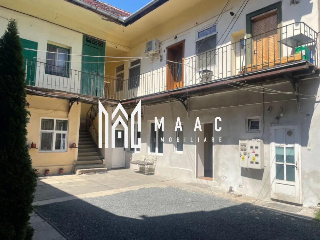 Spatiu multifunctional | garsoniera / birou | 25 mp | Ultracentral - MAAC Imobiliare vă propune spre închiriere un spațiu de birouri sau de locuit , amplasat în inima orașului Sibiu, în apropiere de Piața Mare, într-o zonă cu acces rapid către principalele puncte de interes, ideal pentru desfășurarea activităților de birou sau alte servicii profesionale care necesită vizibilitate și poziționare centrală. Proprietatea se remarcă prin accesibilitate facilă și compartimentare practică si poate fi folosita si ca spatiu de locuit.

Spațiul este organizat eficient, fiind compus din:
-cameră de acces (2,9 m x 1,9 m)
-încăperea principală (5,1 m x 2,5 m)
-grup sanitar

Accesul se realizează cu ușurință, poarta mare fiind permanent deschisă, iar vizibilitatea din stradă reprezintă un avantaj important pentru activități care necesită expunere și acces rapid pentru clienți.

Poziționarea în apropiere de Piața Mare din Sibiu oferă un avantaj major, datorită fluxului pietonal și proximității față de instituții, zone comerciale și puncte de interes urban, ceea ce face ca acest spațiu să fie potrivit pentru diverse tipuri de activități de birou.

Pentru mai multe detalii și programarea unei vizionări, vă rugăm să contactați MAAC Imobiliare și să menționați la telefon numărul CP3065275.