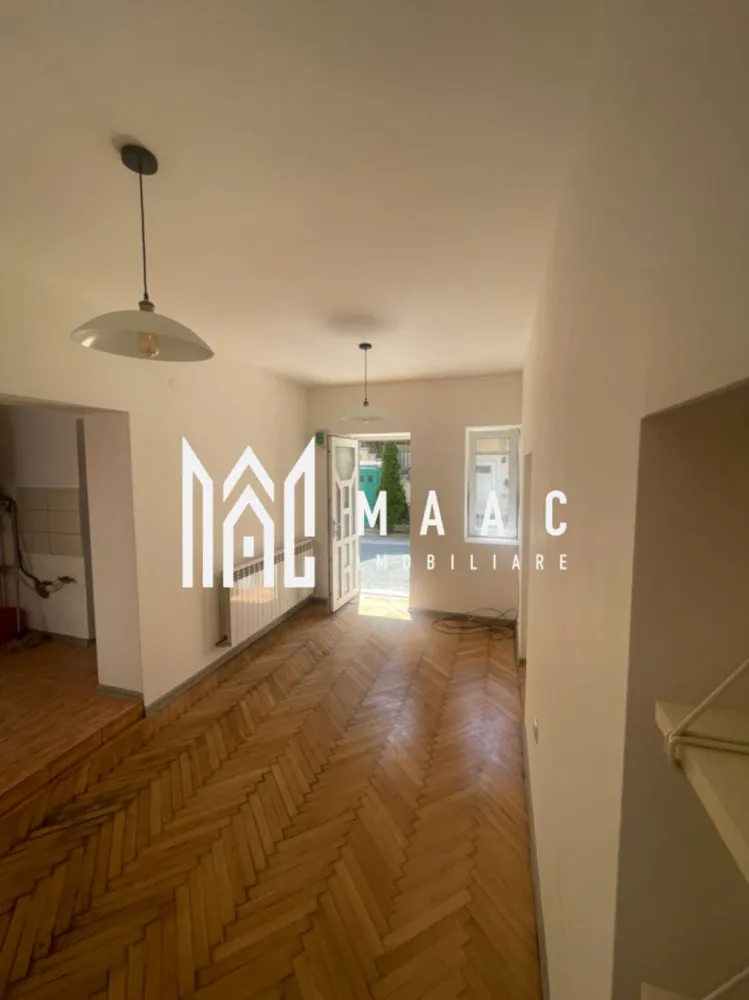 Spatiu multifunctional | garsoniera / birou | 25 mp | Ultracentral - MAAC Imobiliare vă propune spre închiriere un spațiu de birouri sau de locuit , amplasat în inima orașului Sibiu, în apropiere de Piața Mare, într-o zonă cu acces rapid către principalele puncte de interes, ideal pentru desfășurarea activităților de birou sau alte servicii profesionale care necesită vizibilitate și poziționare centrală. Proprietatea se remarcă prin accesibilitate facilă și compartimentare practică si poate fi folosita si ca spatiu de locuit.

Spațiul este organizat eficient, fiind compus din:
-cameră de acces (2,9 m x 1,9 m)
-încăperea principală (5,1 m x 2,5 m)
-grup sanitar

Accesul se realizează cu ușurință, poarta mare fiind permanent deschisă, iar vizibilitatea din stradă reprezintă un avantaj important pentru activități care necesită expunere și acces rapid pentru clienți.

Poziționarea în apropiere de Piața Mare din Sibiu oferă un avantaj major, datorită fluxului pietonal și proximității față de instituții, zone comerciale și puncte de interes urban, ceea ce face ca acest spațiu să fie potrivit pentru diverse tipuri de activități de birou.

Pentru mai multe detalii și programarea unei vizionări, vă rugăm să contactați MAAC Imobiliare și să menționați la telefon numărul CP3065275.