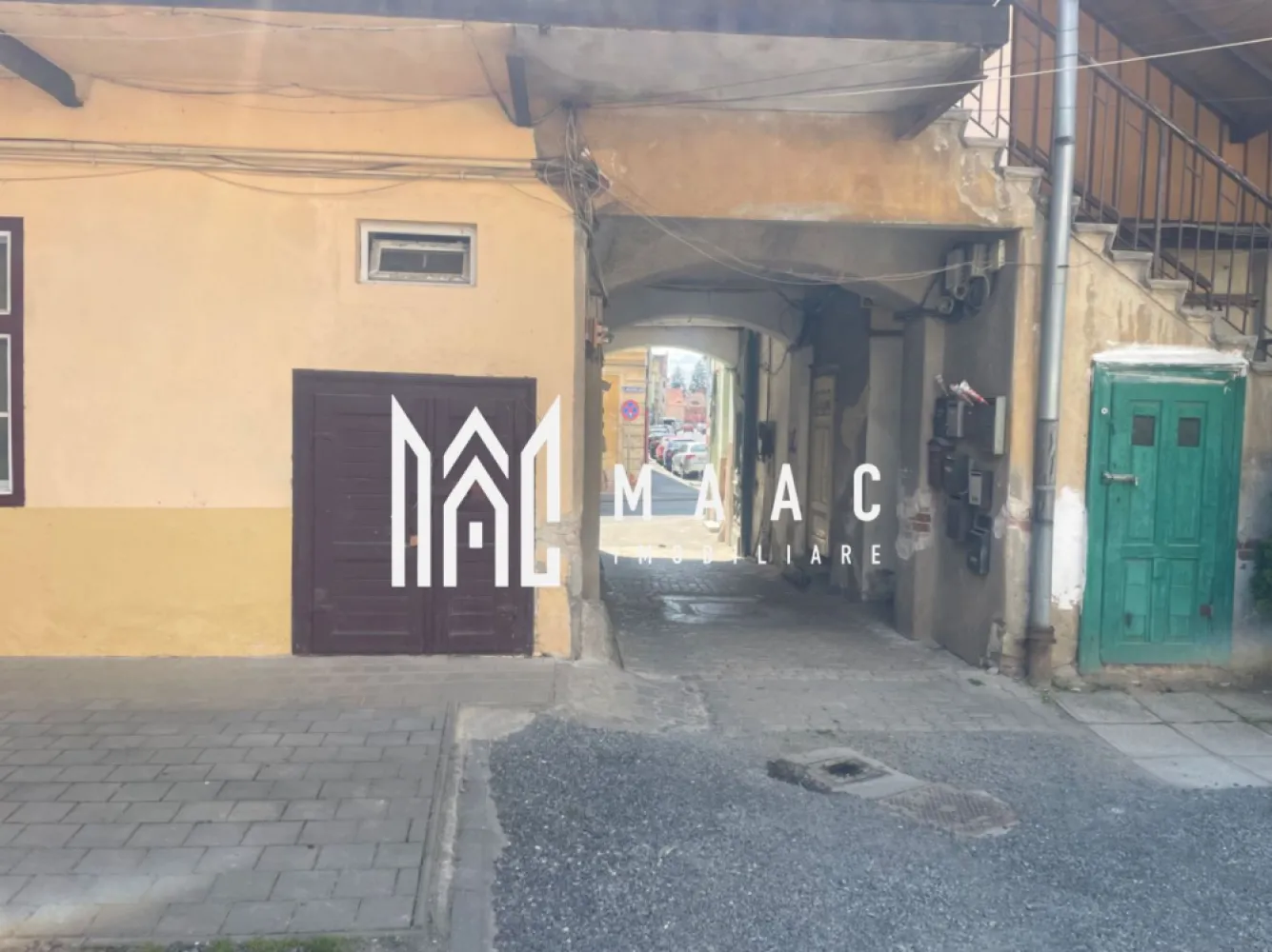 Spatiu multifunctional | garsoniera / birou | 25 mp | Ultracentral - MAAC Imobiliare vă propune spre închiriere un spațiu de birouri sau de locuit , amplasat în inima orașului Sibiu, în apropiere de Piața Mare, într-o zonă cu acces rapid către principalele puncte de interes, ideal pentru desfășurarea activităților de birou sau alte servicii profesionale care necesită vizibilitate și poziționare centrală. Proprietatea se remarcă prin accesibilitate facilă și compartimentare practică si poate fi folosita si ca spatiu de locuit.

Spațiul este organizat eficient, fiind compus din:
-cameră de acces (2,9 m x 1,9 m)
-încăperea principală (5,1 m x 2,5 m)
-grup sanitar

Accesul se realizează cu ușurință, poarta mare fiind permanent deschisă, iar vizibilitatea din stradă reprezintă un avantaj important pentru activități care necesită expunere și acces rapid pentru clienți.

Poziționarea în apropiere de Piața Mare din Sibiu oferă un avantaj major, datorită fluxului pietonal și proximității față de instituții, zone comerciale și puncte de interes urban, ceea ce face ca acest spațiu să fie potrivit pentru diverse tipuri de activități de birou.

Pentru mai multe detalii și programarea unei vizionări, vă rugăm să contactați MAAC Imobiliare și să menționați la telefon numărul CP3065275.