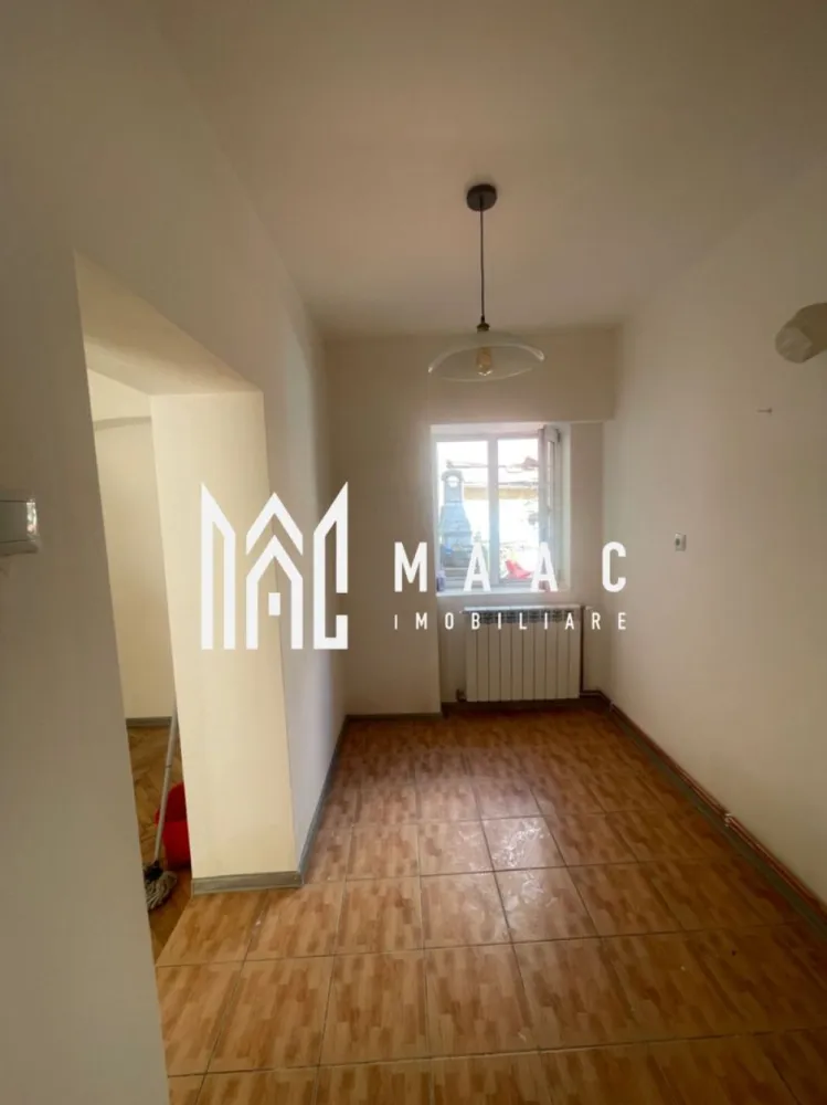 Spatiu multifunctional | garsoniera / birou | 25 mp | Ultracentral - MAAC Imobiliare vă propune spre închiriere un spațiu de birouri sau de locuit , amplasat în inima orașului Sibiu, în apropiere de Piața Mare, într-o zonă cu acces rapid către principalele puncte de interes, ideal pentru desfășurarea activităților de birou sau alte servicii profesionale care necesită vizibilitate și poziționare centrală. Proprietatea se remarcă prin accesibilitate facilă și compartimentare practică si poate fi folosita si ca spatiu de locuit.

Spațiul este organizat eficient, fiind compus din:
-cameră de acces (2,9 m x 1,9 m)
-încăperea principală (5,1 m x 2,5 m)
-grup sanitar

Accesul se realizează cu ușurință, poarta mare fiind permanent deschisă, iar vizibilitatea din stradă reprezintă un avantaj important pentru activități care necesită expunere și acces rapid pentru clienți.

Poziționarea în apropiere de Piața Mare din Sibiu oferă un avantaj major, datorită fluxului pietonal și proximității față de instituții, zone comerciale și puncte de interes urban, ceea ce face ca acest spațiu să fie potrivit pentru diverse tipuri de activități de birou.

Pentru mai multe detalii și programarea unei vizionări, vă rugăm să contactați MAAC Imobiliare și să menționați la telefon numărul CP3065275.