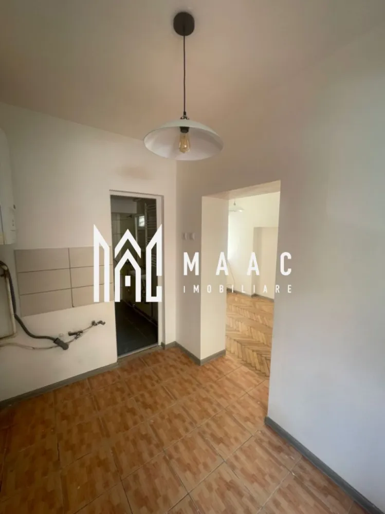 Spatiu multifunctional | garsoniera / birou | 25 mp | Ultracentral - MAAC Imobiliare vă propune spre închiriere un spațiu de birouri sau de locuit , amplasat în inima orașului Sibiu, în apropiere de Piața Mare, într-o zonă cu acces rapid către principalele puncte de interes, ideal pentru desfășurarea activităților de birou sau alte servicii profesionale care necesită vizibilitate și poziționare centrală. Proprietatea se remarcă prin accesibilitate facilă și compartimentare practică si poate fi folosita si ca spatiu de locuit.

Spațiul este organizat eficient, fiind compus din:
-cameră de acces (2,9 m x 1,9 m)
-încăperea principală (5,1 m x 2,5 m)
-grup sanitar

Accesul se realizează cu ușurință, poarta mare fiind permanent deschisă, iar vizibilitatea din stradă reprezintă un avantaj important pentru activități care necesită expunere și acces rapid pentru clienți.

Poziționarea în apropiere de Piața Mare din Sibiu oferă un avantaj major, datorită fluxului pietonal și proximității față de instituții, zone comerciale și puncte de interes urban, ceea ce face ca acest spațiu să fie potrivit pentru diverse tipuri de activități de birou.

Pentru mai multe detalii și programarea unei vizionări, vă rugăm să contactați MAAC Imobiliare și să menționați la telefon numărul CP3065275.