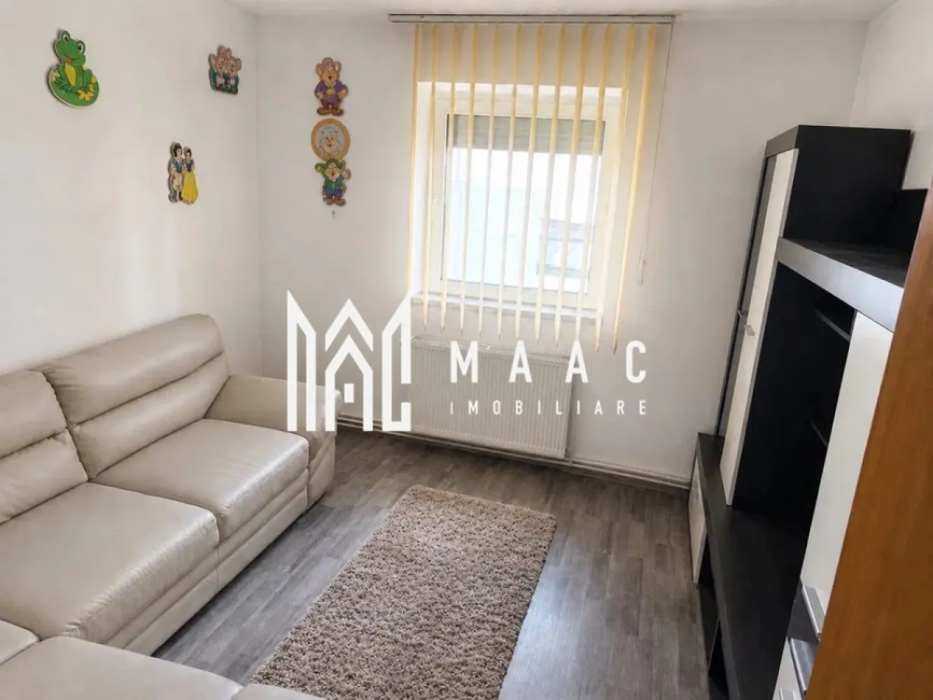 Apartament 2 camere | Etaj 2 | Decomandat | Cisnadie - MAAC Imobiliare vă prezintă spre vânzare un apartament cu 2 camere, situat la etajul 2, în Cisnădie, o zonă liniștită, cu acces facil către punctele de interes.

Caracteristici:
Suprafață utilă: 45 mp
Etaj: 2/4
Compartimentare: decomandat
Încălzire prin centrală termică proprie și calorifere

Compartimentare:
Dormitor
Living
Bucătărie
Baie
Hol de acces.

Dotări:
Apartamentul dispune de centrală termică proprie

Avantaje:
Ideal atât pentru locuință proprie, cât și pentru investiție.

Pentru mai multe detalii specificati telefonic ca ati vazut anuntul cu ID: CP3064795