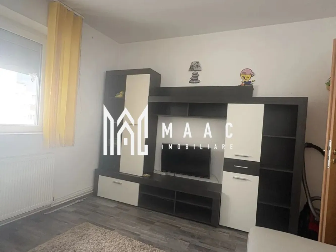 Apartament 2 camere | Etaj 2 | Decomandat | Cisnadie - MAAC Imobiliare vă prezintă spre vânzare un apartament cu 2 camere, situat la etajul 2, în Cisnădie, o zonă liniștită, cu acces facil către punctele de interes.

Caracteristici:
Suprafață utilă: 45 mp
Etaj: 2/4
Compartimentare: decomandat
Încălzire prin centrală termică proprie și calorifere

Compartimentare:
Dormitor
Living
Bucătărie
Baie
Hol de acces.

Dotări:
Apartamentul dispune de centrală termică proprie

Avantaje:
Ideal atât pentru locuință proprie, cât și pentru investiție.

Pentru mai multe detalii specificati telefonic ca ati vazut anuntul cu ID: CP3064795