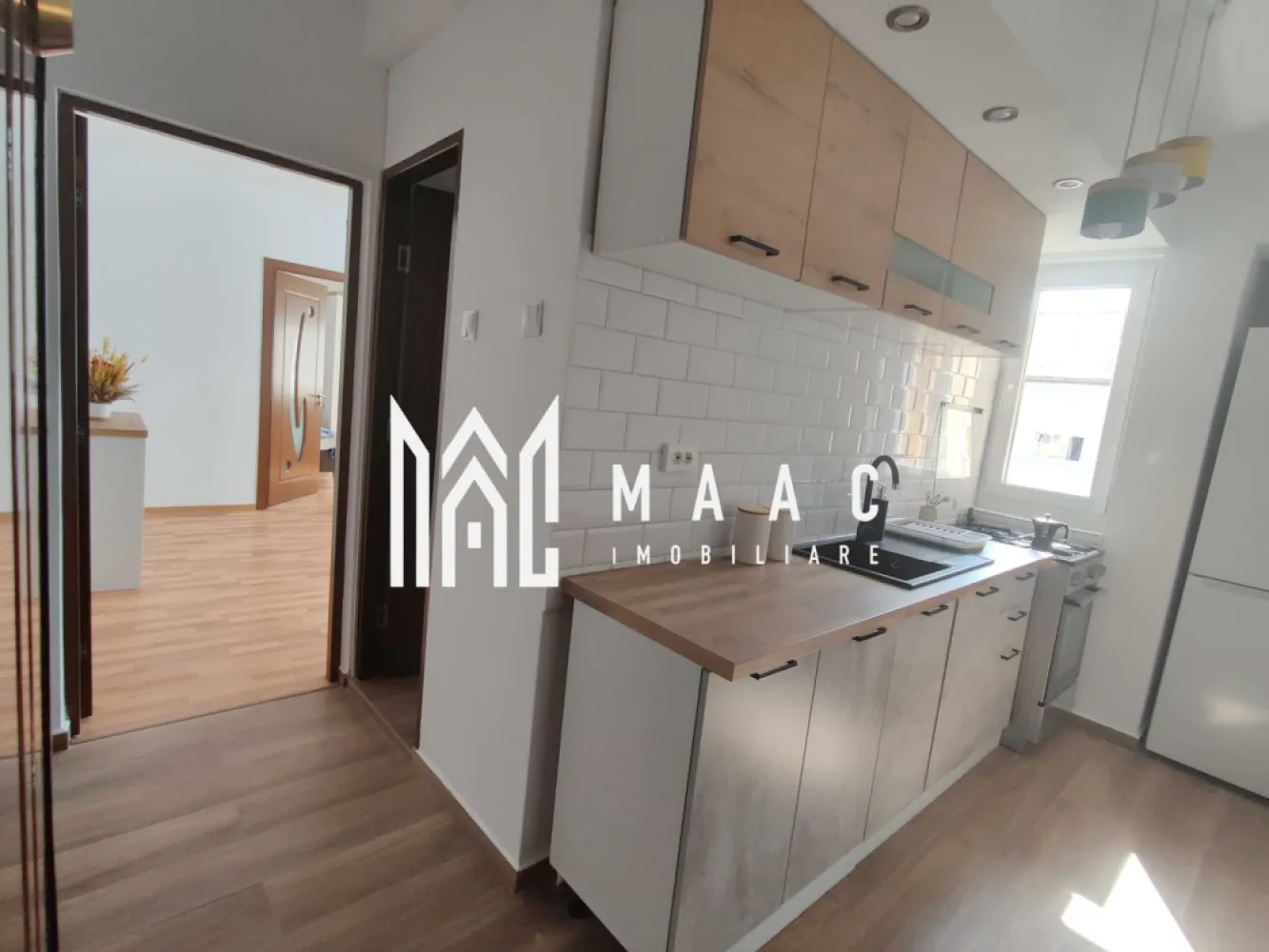 Apartament 2 camere semidecomandat | Sibiu Mihai Viteazul | 40 mp, etaj 4/5 - Apartament cu 2 camere semidecomandat de închiriat în Sibiu, zona Mihai Viteazul, cu 40 mp utili, situat la etajul 4 din 5 și disponibil pentru mutare imediată.

Detalii proprietate:
• Suprafață utilă: 40 mp
• Suprafață construită: 48 mp
• Compartimentare: semidecomandat
• Configurație: living, dormitor, bucătărie și baie
• Etaj 4 din 5
• An construcție: 1980
• Stare interioară: finisat clasic
• Construcție finalizată
• Complet mobilat și utilat
• Pardoseli din lemn

Proprietatea este amplasată în Sibiu, în zona Mihai Viteazul, pe Bulevardul Mihai Viteazul, cu acces facil către punctele de interes ale zonei.

Cod anunț CP3065558. Contactați echipa MAAC Imobiliare pentru detalii suplimentare și pentru programarea unei vizionări.