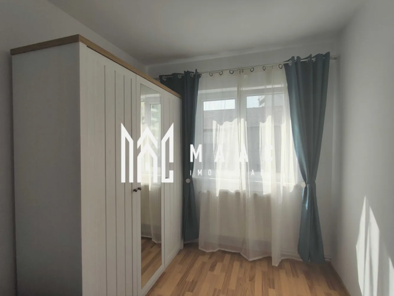 Apartament 2 camere semidecomandat | Sibiu Mihai Viteazul | 40 mp, etaj 4/5 - Apartament cu 2 camere semidecomandat de închiriat în Sibiu, zona Mihai Viteazul, cu 40 mp utili, situat la etajul 4 din 5 și disponibil pentru mutare imediată.

Detalii proprietate:
• Suprafață utilă: 40 mp
• Suprafață construită: 48 mp
• Compartimentare: semidecomandat
• Configurație: living, dormitor, bucătărie și baie
• Etaj 4 din 5
• An construcție: 1980
• Stare interioară: finisat clasic
• Construcție finalizată
• Complet mobilat și utilat
• Pardoseli din lemn

Proprietatea este amplasată în Sibiu, în zona Mihai Viteazul, pe Bulevardul Mihai Viteazul, cu acces facil către punctele de interes ale zonei.

Cod anunț CP3065558. Contactați echipa MAAC Imobiliare pentru detalii suplimentare și pentru programarea unei vizionări.