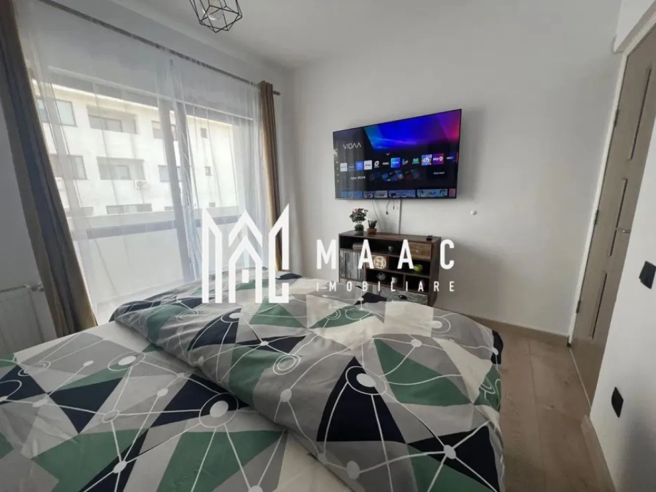 Apartament 2 Camere I Moder I Lift I Doamna Stanca - Se oferă spre închiriere apartament cu 2 camere, situat la etajul 6 din 8, pe strada Doamna Stanca, într-o zonă modernă și bine conectată.

Locuința este complet mobilată și utilată, fiind pregătită pentru mutare imediată.

Caracteristici:
2 camere
Etaj 6 din 8
Balcon
Complet mobilat și utilat
Compartimentare practică
Lift
Loc de parcare inclus

Avantaje:
Disponibil imediat
Se închiriază pe termen lung
Zonă în plină dezvoltare, cu acces rapid către centre comerciale și puncte de interes
Ideal pentru cupluri sau persoane active

Condiții:
Se percepe o lună garanție

Un apartament modern și funcțional, situat într-o zonă atractivă, perfect pentru un stil de viață confortabil

Pentru informati si vizionari: CP3065917