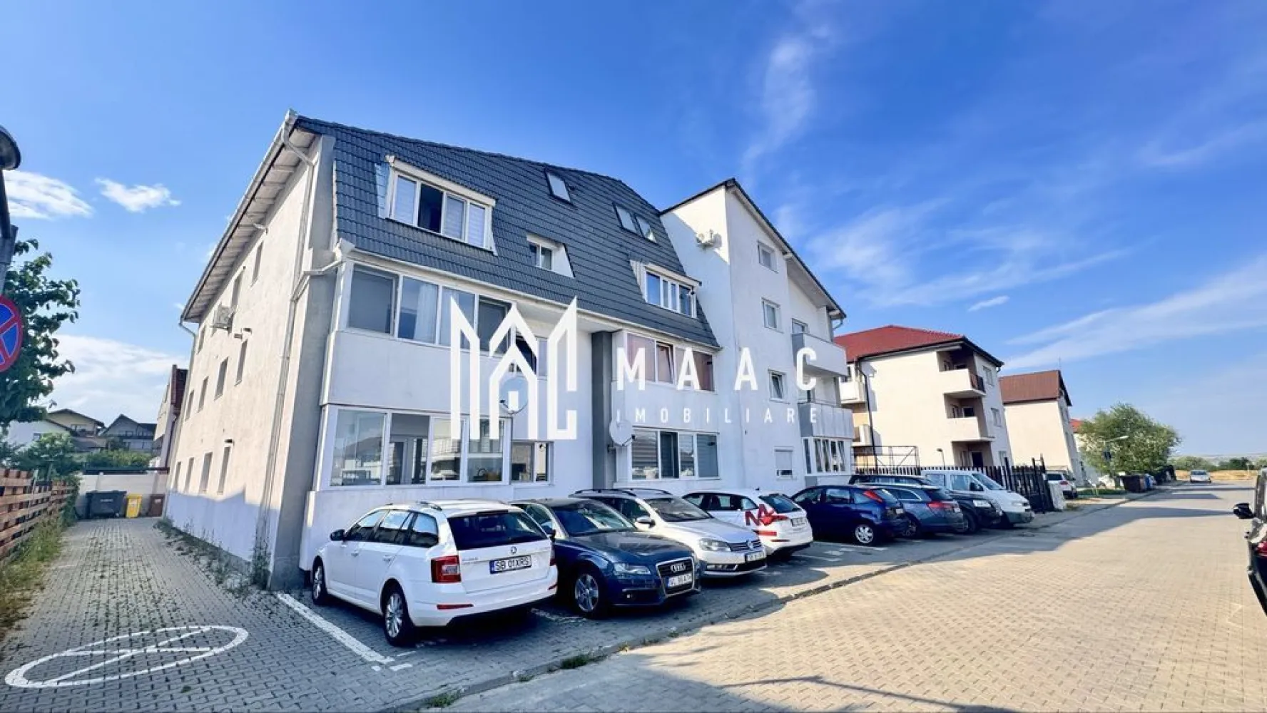 Apartament 3 camere | 60 Mp | Parter| l Cartierul Arhitectilor - Maac Imobiliare vă propune spre vânzare un apartament modern cu 3 camere, situat la parterul unui bloc construit în 2015, în Cartierul Arhitecților.

📐 Suprafață utilă: 60 mp
📍 Compartimentare eficientă:

2 dormitoare spațioase

Living open-space cu bucătărie

Baie modernă
Hol generos
Balcon
Boxă în pod

Loc de parcare propriu, chiar în fața balconului

 Finisaje și dotări de calitate:

Mobilier complet Naturlich (living, dormitoare, canapele)

Bucătărie realizată din MDF
Parchet laminat de 12 mm, pentru trafic intens
Spoturi cu senzori pe hol
Centrală termică în condensare

 Electrocasnice incluse:

Mașină de spălat rufe
Mașină de spălat vase
Televizor LED
Frigider

 Opțiuni flexibile de achiziție:

Se poate prelua cu chiriași activi – investiție gata pregătită
Sau se poate elibera, ideal pentru locuire personală
 Zonă liniștită și în dezvoltare, aproape de:

Lidl, Kaufland
Grădinițe, școli, biserică
Transport public

Alte magazine și facilități urbane

📞 Contactează-ne pentru detalii sau o vizionare, specificând ID: CP2610925