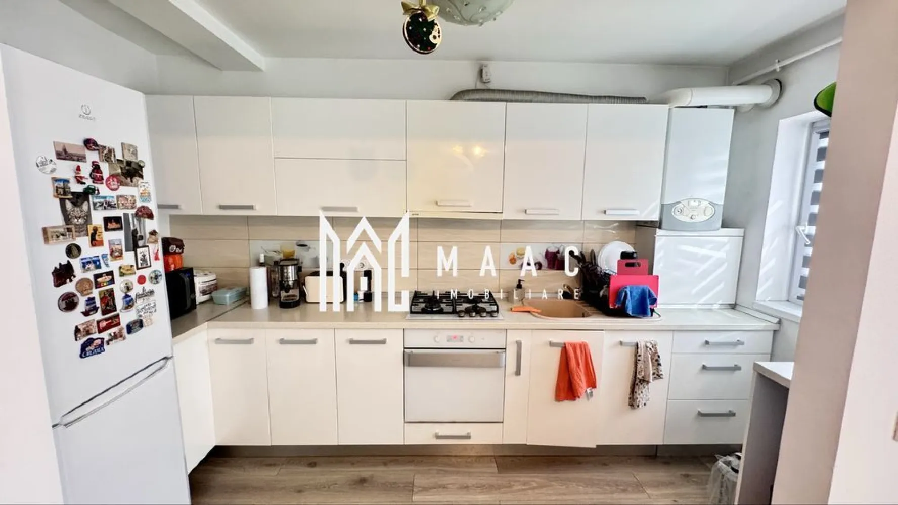 Apartament 3 camere | 60 Mp | Parter| l Cartierul Arhitectilor - Maac Imobiliare vă propune spre vânzare un apartament modern cu 3 camere, situat la parterul unui bloc construit în 2015, în Cartierul Arhitecților.

📐 Suprafață utilă: 60 mp
📍 Compartimentare eficientă:

2 dormitoare spațioase

Living open-space cu bucătărie

Baie modernă
Hol generos
Balcon
Boxă în pod

Loc de parcare propriu, chiar în fața balconului

 Finisaje și dotări de calitate:

Mobilier complet Naturlich (living, dormitoare, canapele)

Bucătărie realizată din MDF
Parchet laminat de 12 mm, pentru trafic intens
Spoturi cu senzori pe hol
Centrală termică în condensare

 Electrocasnice incluse:

Mașină de spălat rufe
Mașină de spălat vase
Televizor LED
Frigider

 Opțiuni flexibile de achiziție:

Se poate prelua cu chiriași activi – investiție gata pregătită
Sau se poate elibera, ideal pentru locuire personală
 Zonă liniștită și în dezvoltare, aproape de:

Lidl, Kaufland
Grădinițe, școli, biserică
Transport public

Alte magazine și facilități urbane

📞 Contactează-ne pentru detalii sau o vizionare, specificând ID: CP2610925