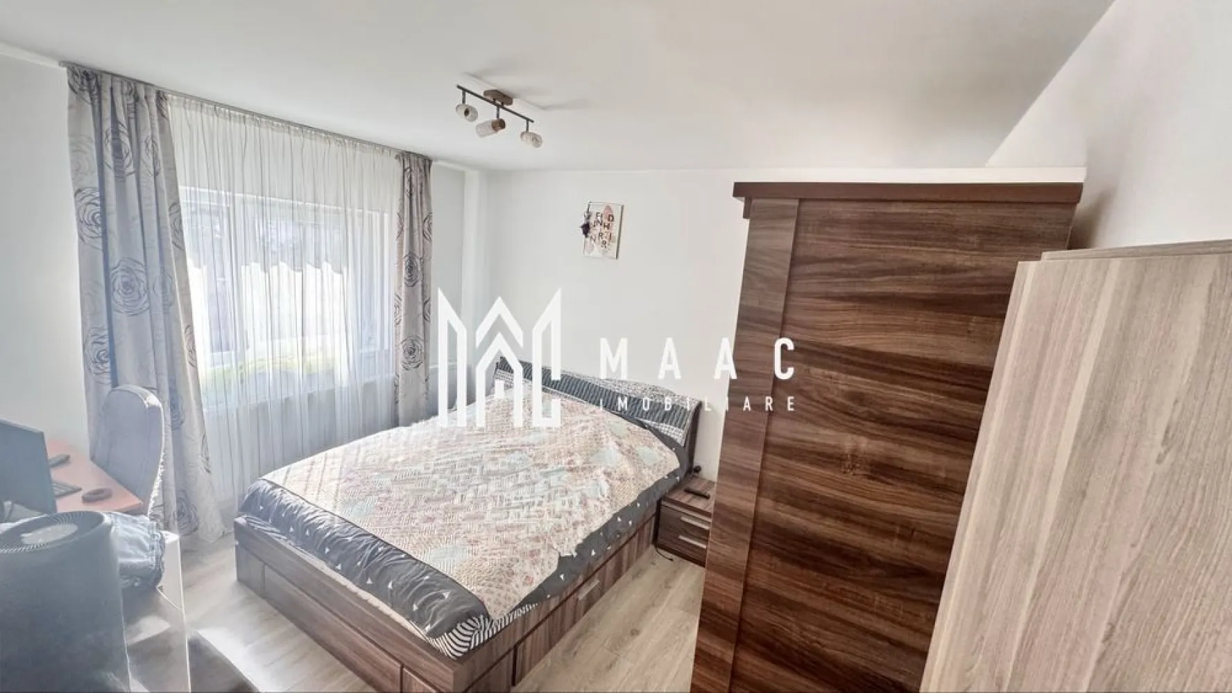 Apartament 3 camere | 60 Mp | Parter| l Cartierul Arhitectilor - Maac Imobiliare vă propune spre vânzare un apartament modern cu 3 camere, situat la parterul unui bloc construit în 2015, în Cartierul Arhitecților.

📐 Suprafață utilă: 60 mp
📍 Compartimentare eficientă:

2 dormitoare spațioase

Living open-space cu bucătărie

Baie modernă
Hol generos
Balcon
Boxă în pod

Loc de parcare propriu, chiar în fața balconului

 Finisaje și dotări de calitate:

Mobilier complet Naturlich (living, dormitoare, canapele)

Bucătărie realizată din MDF
Parchet laminat de 12 mm, pentru trafic intens
Spoturi cu senzori pe hol
Centrală termică în condensare

 Electrocasnice incluse:

Mașină de spălat rufe
Mașină de spălat vase
Televizor LED
Frigider

 Opțiuni flexibile de achiziție:

Se poate prelua cu chiriași activi – investiție gata pregătită
Sau se poate elibera, ideal pentru locuire personală
 Zonă liniștită și în dezvoltare, aproape de:

Lidl, Kaufland
Grădinițe, școli, biserică
Transport public

Alte magazine și facilități urbane

📞 Contactează-ne pentru detalii sau o vizionare, specificând ID: CP2610925