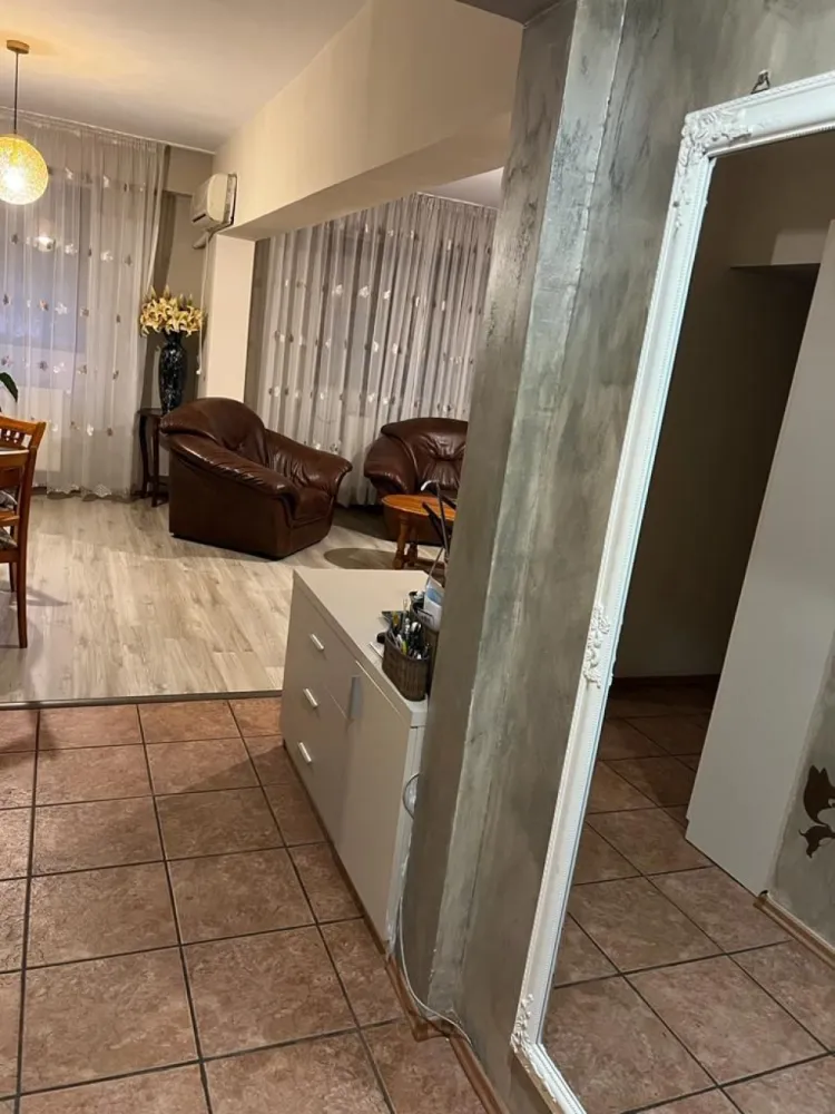De inchiriat apartament cu 3 camere, str. Anghel Saligny, 450 euro - Se oferă spre închiriere un apartament cu 3 camere, situat la parter, în zona IC Frimu, pe strada Anghel Saligny. Locuința are o suprafață de 82 mp și este compartimentată astfel: două dormitoare, living, hol, bucătărie.
Apartamentul este mobilat și utilat complet, dispune de centrală termică proprie și se prezintă curat, gata pentru mutare.
Disponibil începând cu data de 01.05.2026.
Zona este foarte bună, cu acces facil către puncte de interes precum Biserica Sf. Mina, Școala nr. 12, magazine, piață și alte facilități.
Preț chirie: 450 euro/lună
La semnarea contractului se achită:
- prima lună de chirie
- o garanție (returnabilă) egala cu o chirie
- comisionul agenției.
Ofertă în exclusivitate prin agenția Mag Invest 0746.252.252 Liliana Ene.