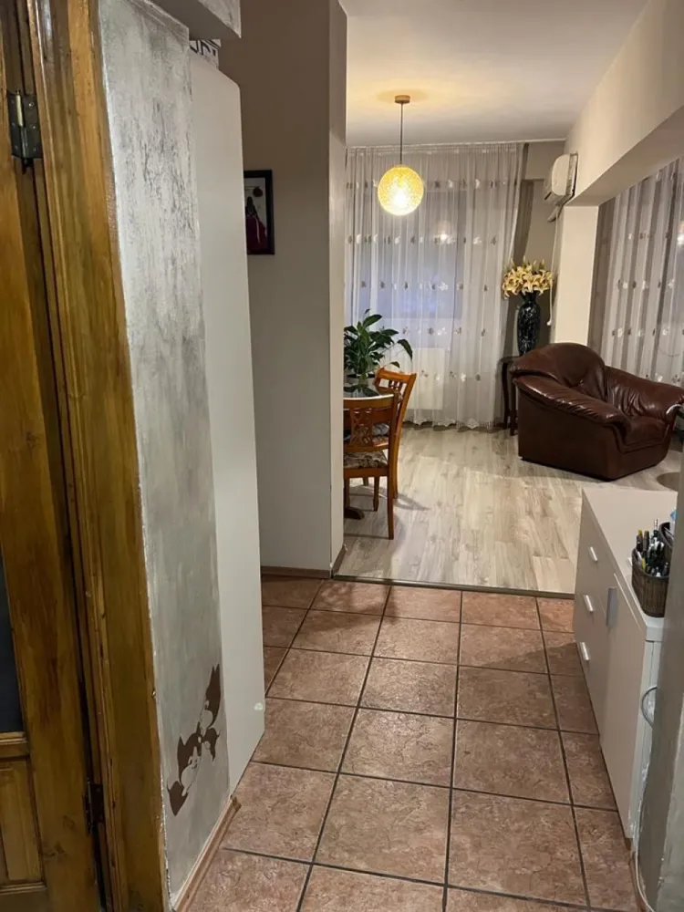 De inchiriat apartament cu 3 camere, str. Anghel Saligny, 450 euro - Se oferă spre închiriere un apartament cu 3 camere, situat la parter, în zona IC Frimu, pe strada Anghel Saligny. Locuința are o suprafață de 82 mp și este compartimentată astfel: două dormitoare, living, hol, bucătărie.
Apartamentul este mobilat și utilat complet, dispune de centrală termică proprie și se prezintă curat, gata pentru mutare.
Disponibil începând cu data de 01.05.2026.
Zona este foarte bună, cu acces facil către puncte de interes precum Biserica Sf. Mina, Școala nr. 12, magazine, piață și alte facilități.
Preț chirie: 450 euro/lună
La semnarea contractului se achită:
- prima lună de chirie
- o garanție (returnabilă) egala cu o chirie
- comisionul agenției.
Ofertă în exclusivitate prin agenția Mag Invest 0746.252.252 Liliana Ene.