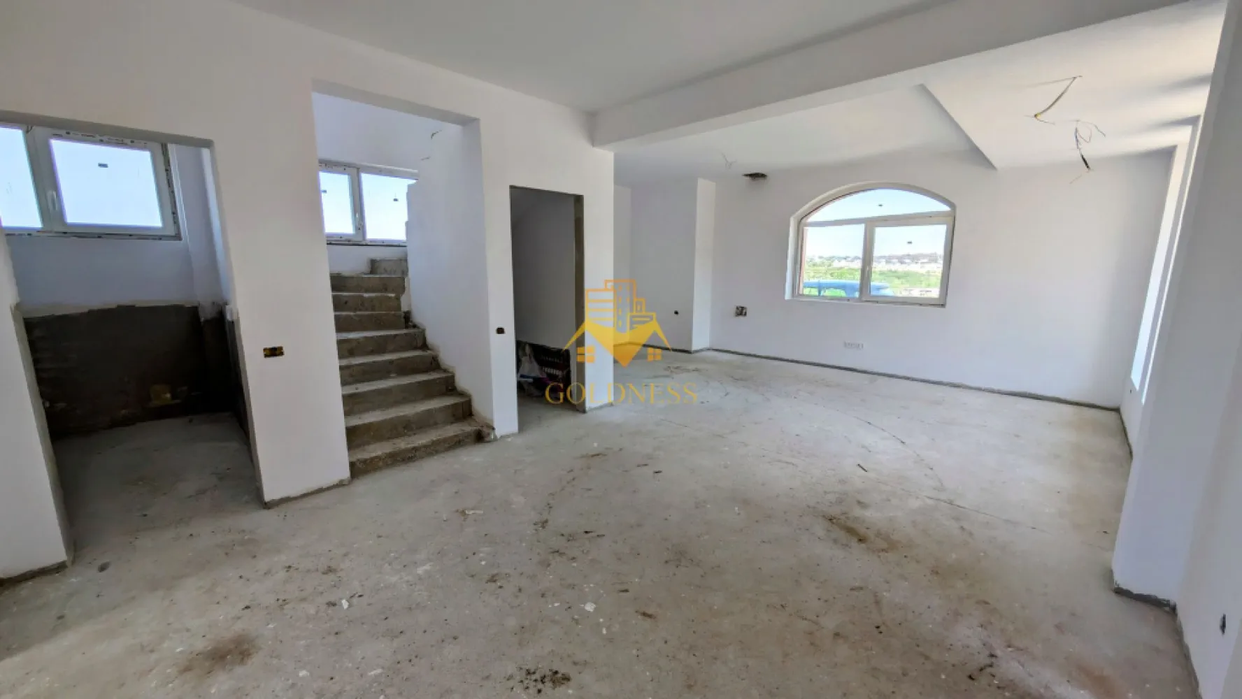 Comision 0%! Vila, 4 Camere, Dezmir, Constructie Noua, 450 mp, 4 Bai - Comision 0%!
Vilă Spațioasă cu 4 Camere de Vânzare în Dezmir, Cluj-Napoca
GOLDNESS Imobiliare vă propune spre vânzare o vilă modernă și spațioasă, situată în localitatea Dezmir, la doar câțiva kilometri de Cluj-Napoca. Această proprietate tip P+E (Parter + Etaj) oferă confort și intimitate, fiind ideală pentru o familie.
Construită pe un teren generos de 362 mp, vila are o suprafață totală de 450 mp, din care 150 mp sunt utili, distribuiți eficient. Suprafața construită la sol este de 87 mp.
Locuința este compusă din 4 camere luminoase și 4 băi, asigurând suficient spațiu și confort pentru toți membrii familiei. La parter se regăsește și o cameră tehnică, oferind un spațiu suplimentar pentru depozitare sau echipamente.
Proprietatea beneficiază de o curte proprie de 362 mp, perfectă pentru relaxare în aer liber, activități de familie sau amenajarea unei grădini. De asemenea, sunt disponibile 2 locuri de parcare în cadrul proprietății.
Dezmir oferă avantajele unei vieți liniștite, departe de aglomerația urbană, dar cu acces rapid la facilitățile orașului Cluj-Napoca.
Dacă sunteți interesați de această proprietate și doriți să o vizionați, nu ezitați să ne contactați telefonic sau prin e-mail. Vă stăm la dispoziție!