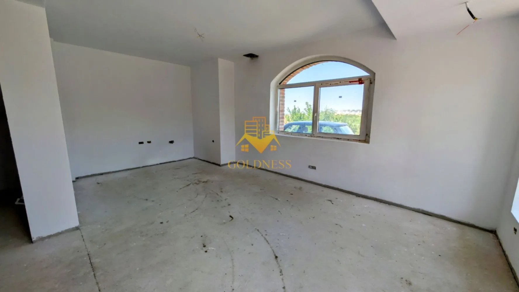 Comision 0%! Vila, 4 Camere, Dezmir, Constructie Noua, 450 mp, 4 Bai - Comision 0%!
Vilă Spațioasă cu 4 Camere de Vânzare în Dezmir, Cluj-Napoca
GOLDNESS Imobiliare vă propune spre vânzare o vilă modernă și spațioasă, situată în localitatea Dezmir, la doar câțiva kilometri de Cluj-Napoca. Această proprietate tip P+E (Parter + Etaj) oferă confort și intimitate, fiind ideală pentru o familie.
Construită pe un teren generos de 362 mp, vila are o suprafață totală de 450 mp, din care 150 mp sunt utili, distribuiți eficient. Suprafața construită la sol este de 87 mp.
Locuința este compusă din 4 camere luminoase și 4 băi, asigurând suficient spațiu și confort pentru toți membrii familiei. La parter se regăsește și o cameră tehnică, oferind un spațiu suplimentar pentru depozitare sau echipamente.
Proprietatea beneficiază de o curte proprie de 362 mp, perfectă pentru relaxare în aer liber, activități de familie sau amenajarea unei grădini. De asemenea, sunt disponibile 2 locuri de parcare în cadrul proprietății.
Dezmir oferă avantajele unei vieți liniștite, departe de aglomerația urbană, dar cu acces rapid la facilitățile orașului Cluj-Napoca.
Dacă sunteți interesați de această proprietate și doriți să o vizionați, nu ezitați să ne contactați telefonic sau prin e-mail. Vă stăm la dispoziție!
