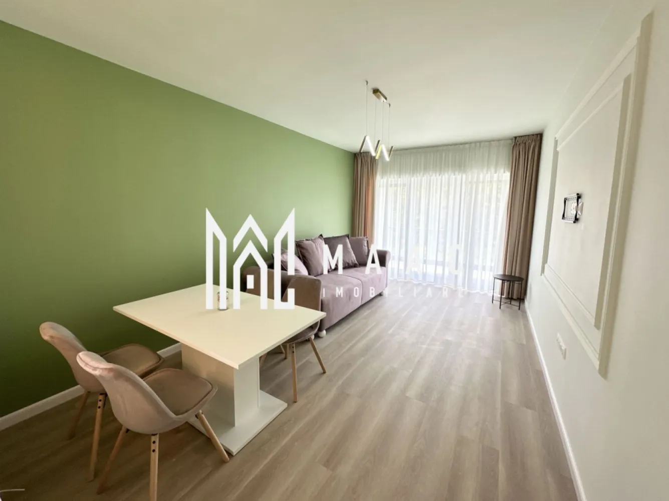 Apartament modern 2 camere I 54 mp I Predare la Alb I Sibiu - Apartament cu 2 camere, predare la Alb, în Ansamblul Rezidențial DaVinci, cu facilități premium.
Dacă îți dorești un apartament gata de mutat, într-o zonă bine conectată și într-un cadru aerisit și elegant, această locuință poate fi alegerea potrivită.

Detalii esențiale:
Suprafață utilă: 53,55 mp
Balcon de tip logie de 7,29 mp, orientat spre sud – perfect pentru lumină naturală pe tot parcursul zilei
Compartimentare practică, cu zone de depozitare bine integrate
Încălzire în pardoseală – confort sporit în orice anotimp
Vedere panoramică asupra împrejurimilor
Se predă finisat la alb – materiale moderne, calitate superioară
Terasă cu hidroizolație profesională și sistem de drenaj eficient
Izolație cu vată bazaltică – eficiență termică ridicată
Balconul și casa scării finisate cu granit și balustrade din sticlă securizată
Loc de parcare inclus în preț

Despre ansamblu:
Arhitectură deosebită, cu finisaje din larice siberian și piatră naturală
Peste 45% din suprafață dedicată zonelor verzi
4 locuri de joacă pentru copii și teren de fotbal
Ocupare redusă a terenului – doar 25% construcție, restul natură și aer curat

Poziționare excelentă:
Doar 4 minute de Zona Industrială Vest și Metro
Aproximativ 15 minute până în centrul istoric al orașului
Modalități de plată flexibile – se acceptă atât plata din surse proprii, cât și prin credit ipotecar.

📞 Pentru informații suplimentare, menționează codul ID: CP2610590 la telefon.