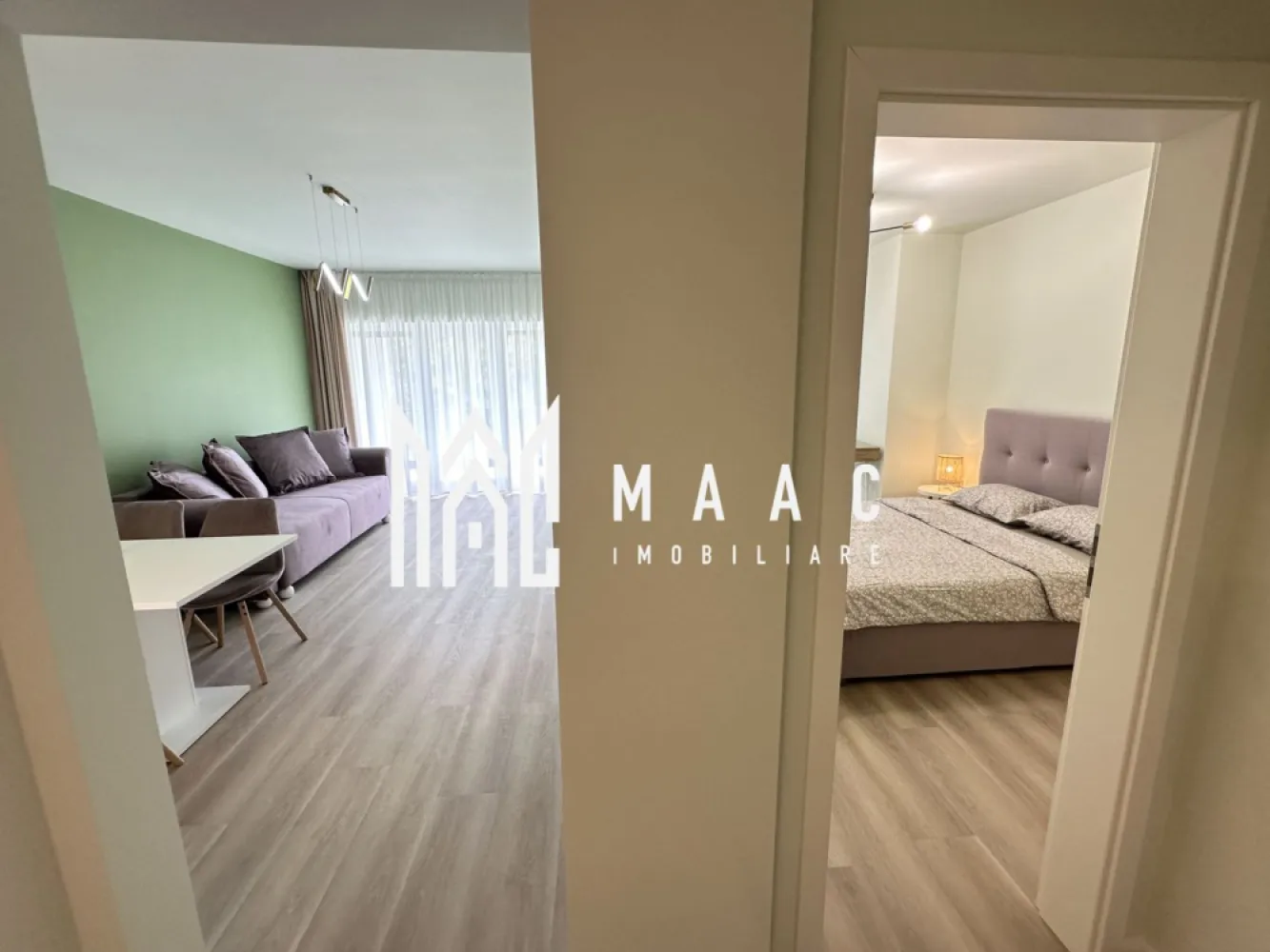 Apartament modern 2 camere I 54 mp I Predare la Alb I Sibiu - Apartament cu 2 camere, predare la Alb, în Ansamblul Rezidențial DaVinci, cu facilități premium.
Dacă îți dorești un apartament gata de mutat, într-o zonă bine conectată și într-un cadru aerisit și elegant, această locuință poate fi alegerea potrivită.

Detalii esențiale:
Suprafață utilă: 53,55 mp
Balcon de tip logie de 7,29 mp, orientat spre sud – perfect pentru lumină naturală pe tot parcursul zilei
Compartimentare practică, cu zone de depozitare bine integrate
Încălzire în pardoseală – confort sporit în orice anotimp
Vedere panoramică asupra împrejurimilor
Se predă finisat la alb – materiale moderne, calitate superioară
Terasă cu hidroizolație profesională și sistem de drenaj eficient
Izolație cu vată bazaltică – eficiență termică ridicată
Balconul și casa scării finisate cu granit și balustrade din sticlă securizată
Loc de parcare inclus în preț

Despre ansamblu:
Arhitectură deosebită, cu finisaje din larice siberian și piatră naturală
Peste 45% din suprafață dedicată zonelor verzi
4 locuri de joacă pentru copii și teren de fotbal
Ocupare redusă a terenului – doar 25% construcție, restul natură și aer curat

Poziționare excelentă:
Doar 4 minute de Zona Industrială Vest și Metro
Aproximativ 15 minute până în centrul istoric al orașului
Modalități de plată flexibile – se acceptă atât plata din surse proprii, cât și prin credit ipotecar.

📞 Pentru informații suplimentare, menționează codul ID: CP2610590 la telefon.