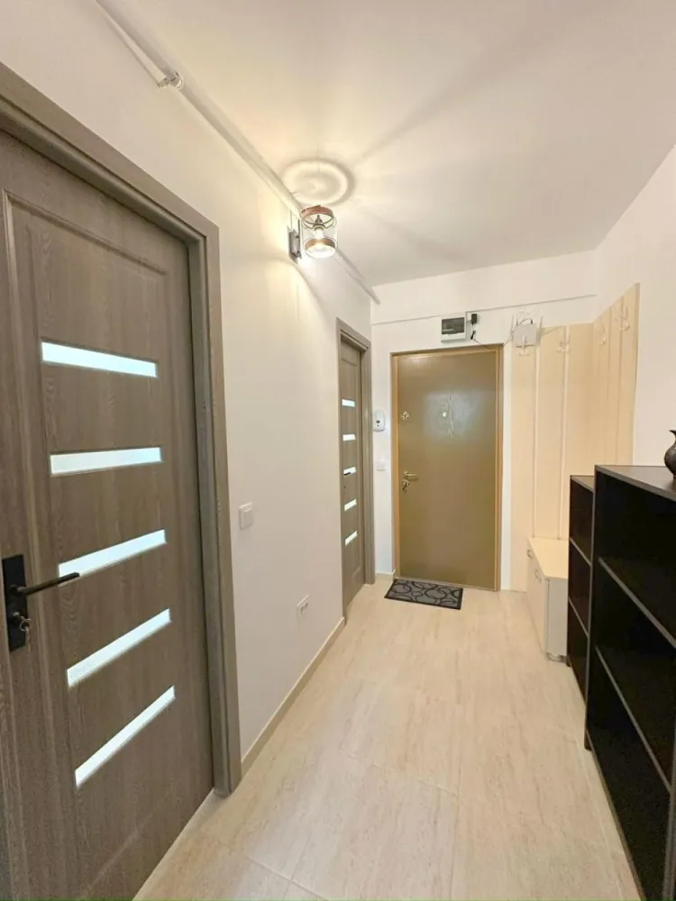 Spațiu premium pentru birou/cabinet – Țiglina 1, 270 euro - Îți prezentăm o oportunitate excelentă pentru desfășurarea activității tale într-un spațiu modern și complet pregătit, situat în cartierul Țiglina 1, chiar lângă Palatul de Justiție – o zonă de prestigiu, cu trafic pietonal intens, ideală pentru vizibilitate și acces facil.
Localizare excelentă – la A-uri, zonă de promenadă, ușor de găsit. 
În imediata apropiere se află colegii și școli cunoscute, ceea ce aduce un flux constant de persoane și oferă un avantaj important pentru activități de birou sau cabinet.

Categoria: birou premium
Spațiul este amenajat, mobilat și utilat complet, fiind gata pentru utilizare imediată.
Dotări și beneficii:
- Centrală termică proprie
- Aer condițat
- Tâmplărie PVC cu geam termopan
- Parchet pentru trafic intens
- Branșament individual la apă
- Termoizolație exterioară
- Gresie și faianță de calitate
- Cabină de duș
- Ușă metalică
- Costuri reduse la utilități
Preț: 270 euro/lună (ușor negociabil)
Se închiriază pe termen lung.
Se preferă persoane nefumătoare și fără animale de companie.
La semnarea contractului se achită prima lună de chirie, o garanție (returnabilă).

Ofertă prezentată în exclusivitate de Agenția Mag Invest.
Pentru mai multe detalii și vizionări:
Liliana Ene – consilierul tău în domeniul imobiliar
Telefon: 0746 252 252
Alege un spațiu care îți reflectă profesionalismul!