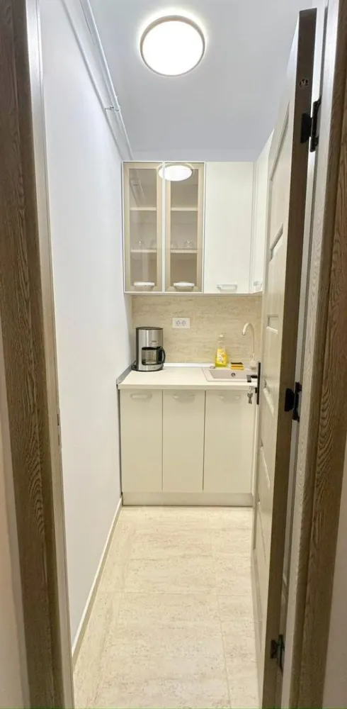 Spațiu premium pentru birou/cabinet – Țiglina 1, 270 euro - Îți prezentăm o oportunitate excelentă pentru desfășurarea activității tale într-un spațiu modern și complet pregătit, situat în cartierul Țiglina 1, chiar lângă Palatul de Justiție – o zonă de prestigiu, cu trafic pietonal intens, ideală pentru vizibilitate și acces facil.
Localizare excelentă – la A-uri, zonă de promenadă, ușor de găsit. 
În imediata apropiere se află colegii și școli cunoscute, ceea ce aduce un flux constant de persoane și oferă un avantaj important pentru activități de birou sau cabinet.

Categoria: birou premium
Spațiul este amenajat, mobilat și utilat complet, fiind gata pentru utilizare imediată.
Dotări și beneficii:
- Centrală termică proprie
- Aer condițat
- Tâmplărie PVC cu geam termopan
- Parchet pentru trafic intens
- Branșament individual la apă
- Termoizolație exterioară
- Gresie și faianță de calitate
- Cabină de duș
- Ușă metalică
- Costuri reduse la utilități
Preț: 270 euro/lună (ușor negociabil)
Se închiriază pe termen lung.
Se preferă persoane nefumătoare și fără animale de companie.
La semnarea contractului se achită prima lună de chirie, o garanție (returnabilă).

Ofertă prezentată în exclusivitate de Agenția Mag Invest.
Pentru mai multe detalii și vizionări:
Liliana Ene – consilierul tău în domeniul imobiliar
Telefon: 0746 252 252
Alege un spațiu care îți reflectă profesionalismul!