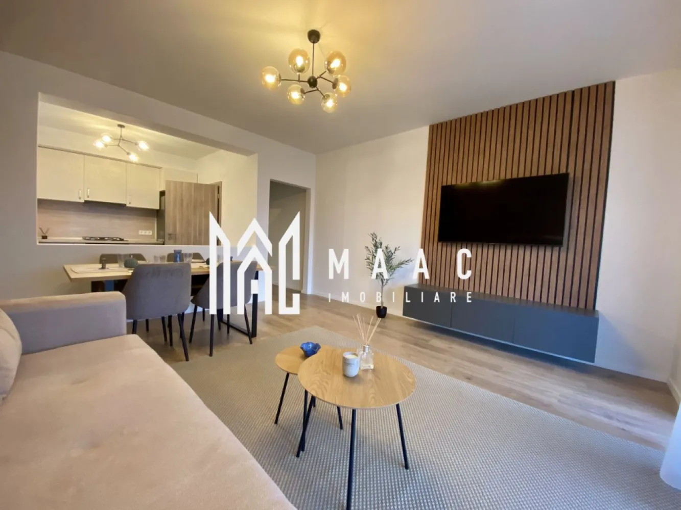 Apartament 2 camere | Etaj 1 | Balcon | Modern - MAAC Imobiliare va prezinta un apartament cu 2 camere, decomandat.

Caracteristici:
Suprafață utilă: 53.5 mp
Compartimentare decomandată:
Living cu ieșire pe balcon
Dormitor matrimonial
Hol 
Baie complet echipată
Balcon de 7.29 mp
Orientare sudică pentru lumină naturală pe tot parcursul zilei
Hidroizolație și sistem de drenaj.

Dotări:
Încălzire în pardoseală
Izolație cu vată bazaltică
Balcon și casa scării finisate la cheie, cu granit și sticlă securizată
Design arhitectural distinctiv.

Predare - la alb . Pozele sunt doar informative.

Facilități:
Ocupare teritorială redusă: doar 25% construcție, restul fiind spații verzi
45% spații verzi amenajate
4 locuri de joacă pentru copii și teren de fotbal pentru activități recreative.

Parcare inclusă:
Acces facil către principalele puncte de interes:
4 minute până în Zona Industrială Vest
4 minute de Metro
15 minute de Centrul Istoric al Sibiului

Un loc de parcare privat este inclus în preț.

Pentru mai multe detalii precizati telefonic ca ati vazut anuntul cu ID: CP2610424