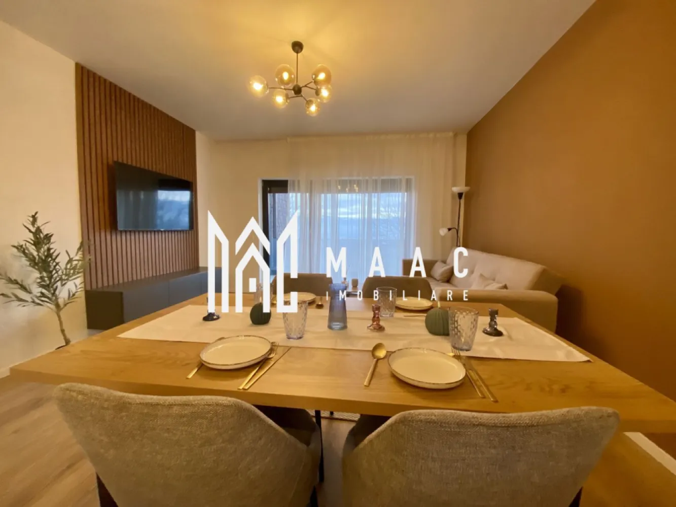 Apartament 2 camere | Etaj 1 | Balcon | Modern - MAAC Imobiliare va prezinta un apartament cu 2 camere, decomandat.

Caracteristici:
Suprafață utilă: 53.5 mp
Compartimentare decomandată:
Living cu ieșire pe balcon
Dormitor matrimonial
Hol 
Baie complet echipată
Balcon de 7.29 mp
Orientare sudică pentru lumină naturală pe tot parcursul zilei
Hidroizolație și sistem de drenaj.

Dotări:
Încălzire în pardoseală
Izolație cu vată bazaltică
Balcon și casa scării finisate la cheie, cu granit și sticlă securizată
Design arhitectural distinctiv.

Predare - la alb . Pozele sunt doar informative.

Facilități:
Ocupare teritorială redusă: doar 25% construcție, restul fiind spații verzi
45% spații verzi amenajate
4 locuri de joacă pentru copii și teren de fotbal pentru activități recreative.

Parcare inclusă:
Acces facil către principalele puncte de interes:
4 minute până în Zona Industrială Vest
4 minute de Metro
15 minute de Centrul Istoric al Sibiului

Un loc de parcare privat este inclus în preț.

Pentru mai multe detalii precizati telefonic ca ati vazut anuntul cu ID: CP2610424