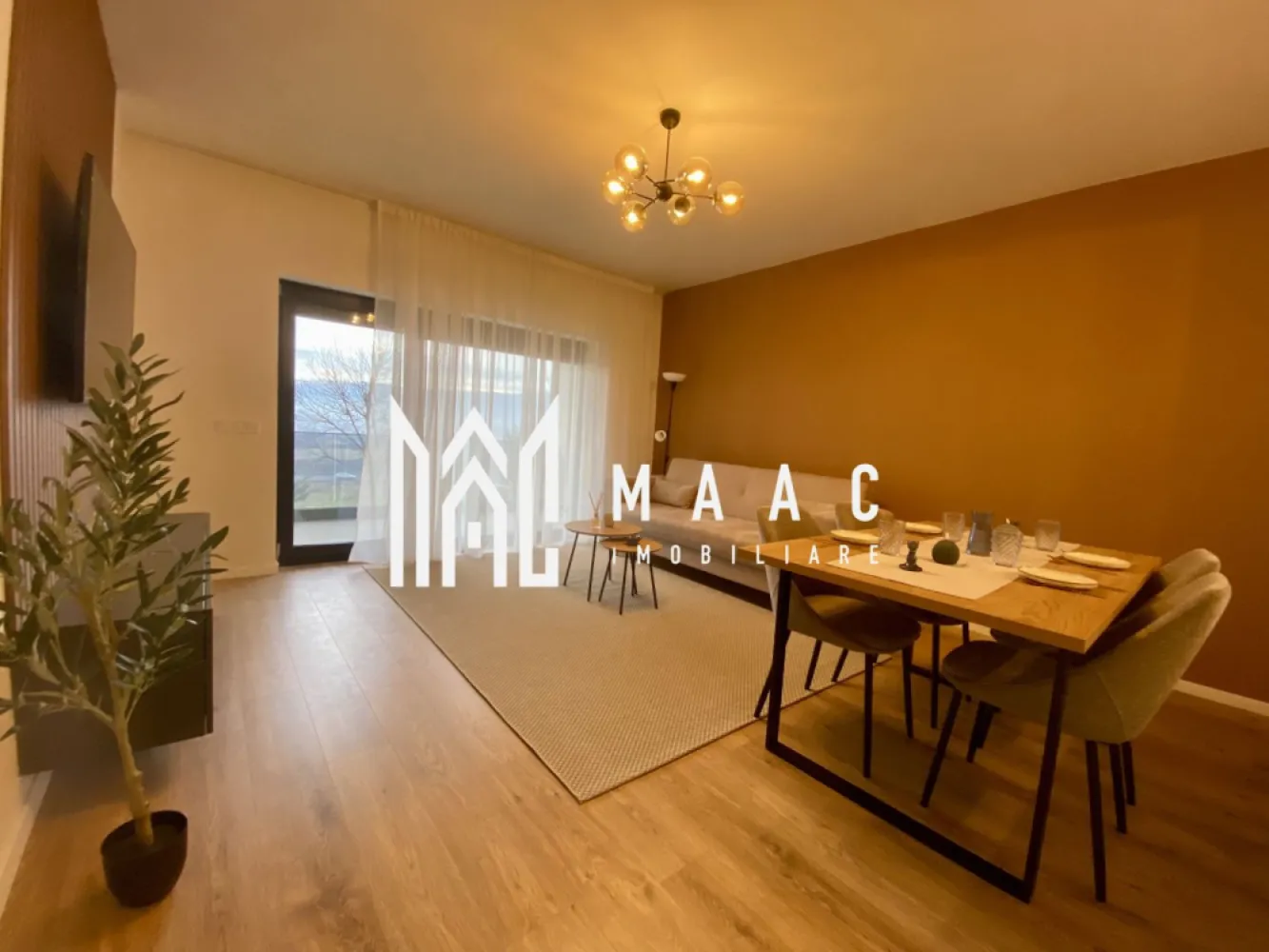 Apartament 2 camere | Etaj 1 | Balcon | Modern - MAAC Imobiliare va prezinta un apartament cu 2 camere, decomandat.

Caracteristici:
Suprafață utilă: 53.5 mp
Compartimentare decomandată:
Living cu ieșire pe balcon
Dormitor matrimonial
Hol 
Baie complet echipată
Balcon de 7.29 mp
Orientare sudică pentru lumină naturală pe tot parcursul zilei
Hidroizolație și sistem de drenaj.

Dotări:
Încălzire în pardoseală
Izolație cu vată bazaltică
Balcon și casa scării finisate la cheie, cu granit și sticlă securizată
Design arhitectural distinctiv.

Predare - la alb . Pozele sunt doar informative.

Facilități:
Ocupare teritorială redusă: doar 25% construcție, restul fiind spații verzi
45% spații verzi amenajate
4 locuri de joacă pentru copii și teren de fotbal pentru activități recreative.

Parcare inclusă:
Acces facil către principalele puncte de interes:
4 minute până în Zona Industrială Vest
4 minute de Metro
15 minute de Centrul Istoric al Sibiului

Un loc de parcare privat este inclus în preț.

Pentru mai multe detalii precizati telefonic ca ati vazut anuntul cu ID: CP2610424