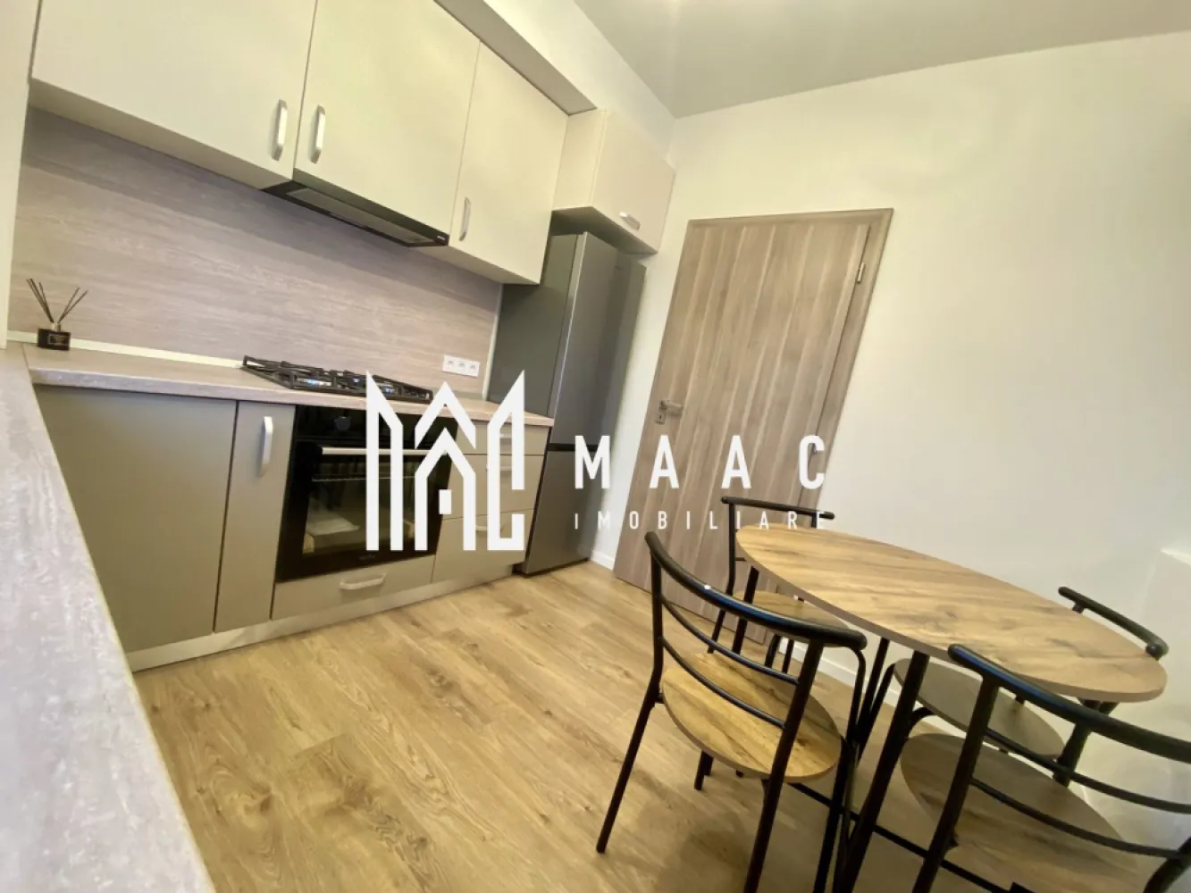 Apartament 2 camere | Etaj 1 | Balcon | Modern - MAAC Imobiliare va prezinta un apartament cu 2 camere, decomandat.

Caracteristici:
Suprafață utilă: 53.5 mp
Compartimentare decomandată:
Living cu ieșire pe balcon
Dormitor matrimonial
Hol 
Baie complet echipată
Balcon de 7.29 mp
Orientare sudică pentru lumină naturală pe tot parcursul zilei
Hidroizolație și sistem de drenaj.

Dotări:
Încălzire în pardoseală
Izolație cu vată bazaltică
Balcon și casa scării finisate la cheie, cu granit și sticlă securizată
Design arhitectural distinctiv.

Predare - la alb . Pozele sunt doar informative.

Facilități:
Ocupare teritorială redusă: doar 25% construcție, restul fiind spații verzi
45% spații verzi amenajate
4 locuri de joacă pentru copii și teren de fotbal pentru activități recreative.

Parcare inclusă:
Acces facil către principalele puncte de interes:
4 minute până în Zona Industrială Vest
4 minute de Metro
15 minute de Centrul Istoric al Sibiului

Un loc de parcare privat este inclus în preț.

Pentru mai multe detalii precizati telefonic ca ati vazut anuntul cu ID: CP2610424