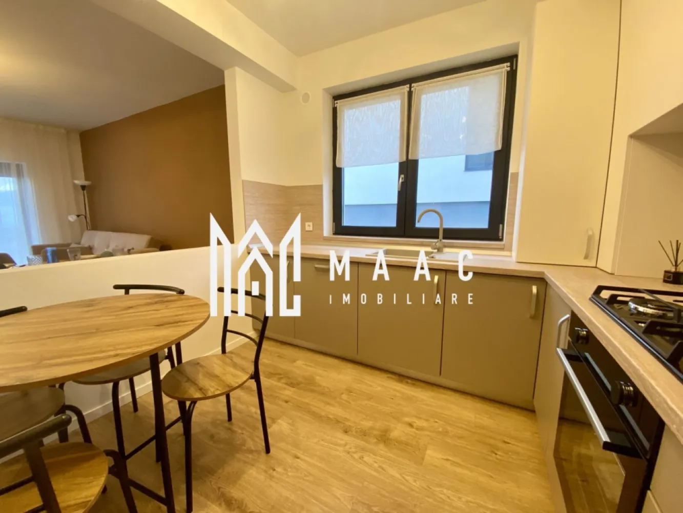 Apartament 2 camere | Etaj 1 | Balcon | Modern - MAAC Imobiliare va prezinta un apartament cu 2 camere, decomandat.

Caracteristici:
Suprafață utilă: 53.5 mp
Compartimentare decomandată:
Living cu ieșire pe balcon
Dormitor matrimonial
Hol 
Baie complet echipată
Balcon de 7.29 mp
Orientare sudică pentru lumină naturală pe tot parcursul zilei
Hidroizolație și sistem de drenaj.

Dotări:
Încălzire în pardoseală
Izolație cu vată bazaltică
Balcon și casa scării finisate la cheie, cu granit și sticlă securizată
Design arhitectural distinctiv.

Predare - la alb . Pozele sunt doar informative.

Facilități:
Ocupare teritorială redusă: doar 25% construcție, restul fiind spații verzi
45% spații verzi amenajate
4 locuri de joacă pentru copii și teren de fotbal pentru activități recreative.

Parcare inclusă:
Acces facil către principalele puncte de interes:
4 minute până în Zona Industrială Vest
4 minute de Metro
15 minute de Centrul Istoric al Sibiului

Un loc de parcare privat este inclus în preț.

Pentru mai multe detalii precizati telefonic ca ati vazut anuntul cu ID: CP2610424