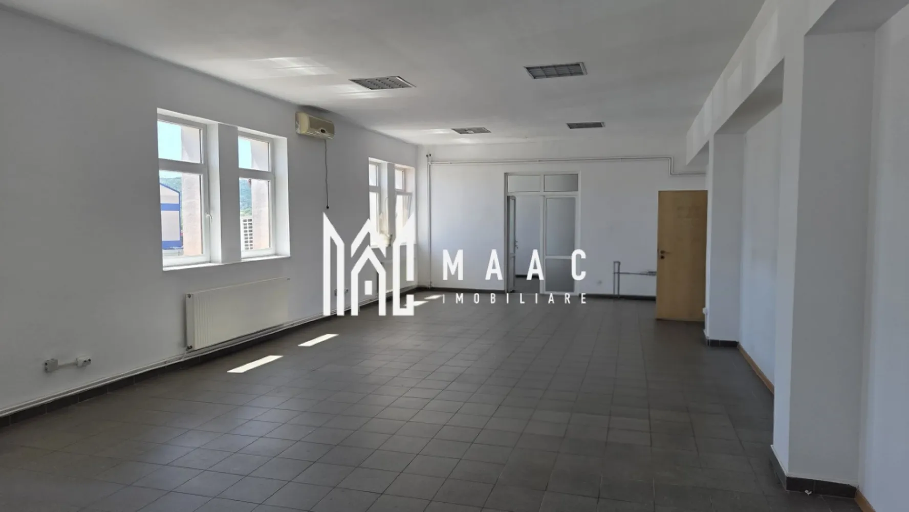 Spațiu comercial | VAD | Expunere | Mediaș - Se oferă spre închiriere sau vânzare un spațiu de birouri cu o suprafață totală de 280,1 mp, situat la etajul 1 al unei clădiri complet renovate, cu acces individual din stradă prin casa scării comună.

Compartimentare eficientă:

Open space generos: 111,28 mp
3 birouri nedecomandate( putem facilita accesul din open- space) 19,89 mp, 32,15 mp, 21,25 mp
Birou decomandat: 17,63 mp
Hol de acces: 14,68 mp
Spații utilitare: acces către grupuri sanitare (8,11 mp), 2 grupuri sanitare (6,11 mp)

Caracteristici tehnice și dotări:

Spațiu foarte luminos
Clădire renovată integral, cu izolație exterioară
Centrală termică proprie
Pardoseală din gresie
Posibilitate de racordare la internet, telefonie și climatizare
Sistem de climatizare
Acces facil și vizibilitate din stradă

Localizare:

În apropiere de sediile Romgaz și Transgaz Mediaș
Parcare publică disponibilă în zonă
Restaurante și alte facilități la câteva minute de mers
Stație de autobuz la doar 3 minute de mers pe jos

Proprietatea este ideală pentru firme ce caută spațiu de lucru funcțional într-o zonă strategică din Mediaș, cu acces rapid la instituții, transport public și servicii.

Spațiile versatile de acest tip sunt rare în zonă — profitați acum de oportunitate.
Pentru detalii suplimentare sau o vizionare, nu ezitați să ne contactați, specificând ID CP2610231.