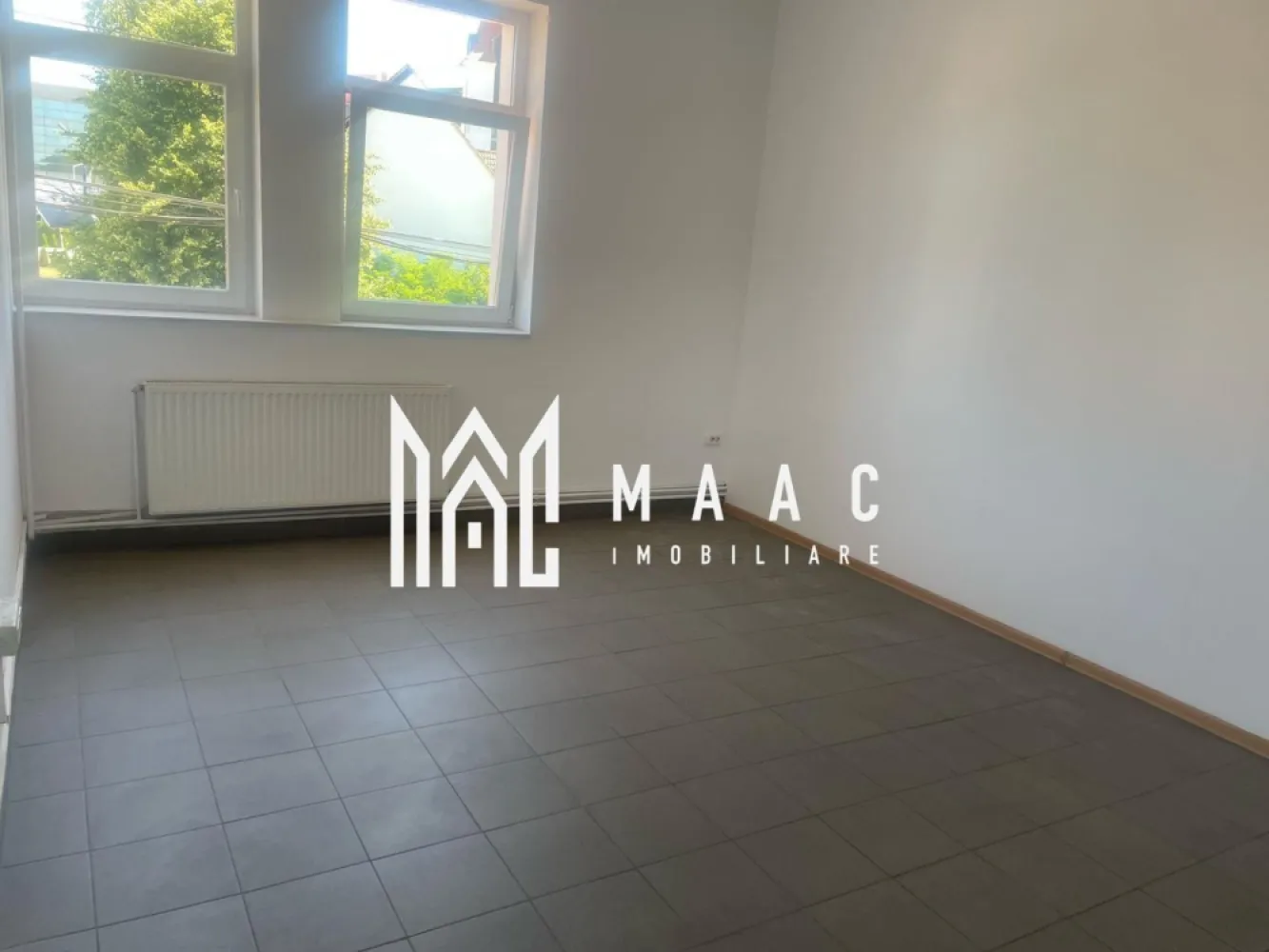 Spațiu comercial | VAD | Expunere | Mediaș - Se oferă spre închiriere sau vânzare un spațiu de birouri cu o suprafață totală de 280,1 mp, situat la etajul 1 al unei clădiri complet renovate, cu acces individual din stradă prin casa scării comună.

Compartimentare eficientă:

Open space generos: 111,28 mp
3 birouri nedecomandate( putem facilita accesul din open- space) 19,89 mp, 32,15 mp, 21,25 mp
Birou decomandat: 17,63 mp
Hol de acces: 14,68 mp
Spații utilitare: acces către grupuri sanitare (8,11 mp), 2 grupuri sanitare (6,11 mp)

Caracteristici tehnice și dotări:

Spațiu foarte luminos
Clădire renovată integral, cu izolație exterioară
Centrală termică proprie
Pardoseală din gresie
Posibilitate de racordare la internet, telefonie și climatizare
Sistem de climatizare
Acces facil și vizibilitate din stradă

Localizare:

În apropiere de sediile Romgaz și Transgaz Mediaș
Parcare publică disponibilă în zonă
Restaurante și alte facilități la câteva minute de mers
Stație de autobuz la doar 3 minute de mers pe jos

Proprietatea este ideală pentru firme ce caută spațiu de lucru funcțional într-o zonă strategică din Mediaș, cu acces rapid la instituții, transport public și servicii.

Spațiile versatile de acest tip sunt rare în zonă — profitați acum de oportunitate.
Pentru detalii suplimentare sau o vizionare, nu ezitați să ne contactați, specificând ID CP2610231.