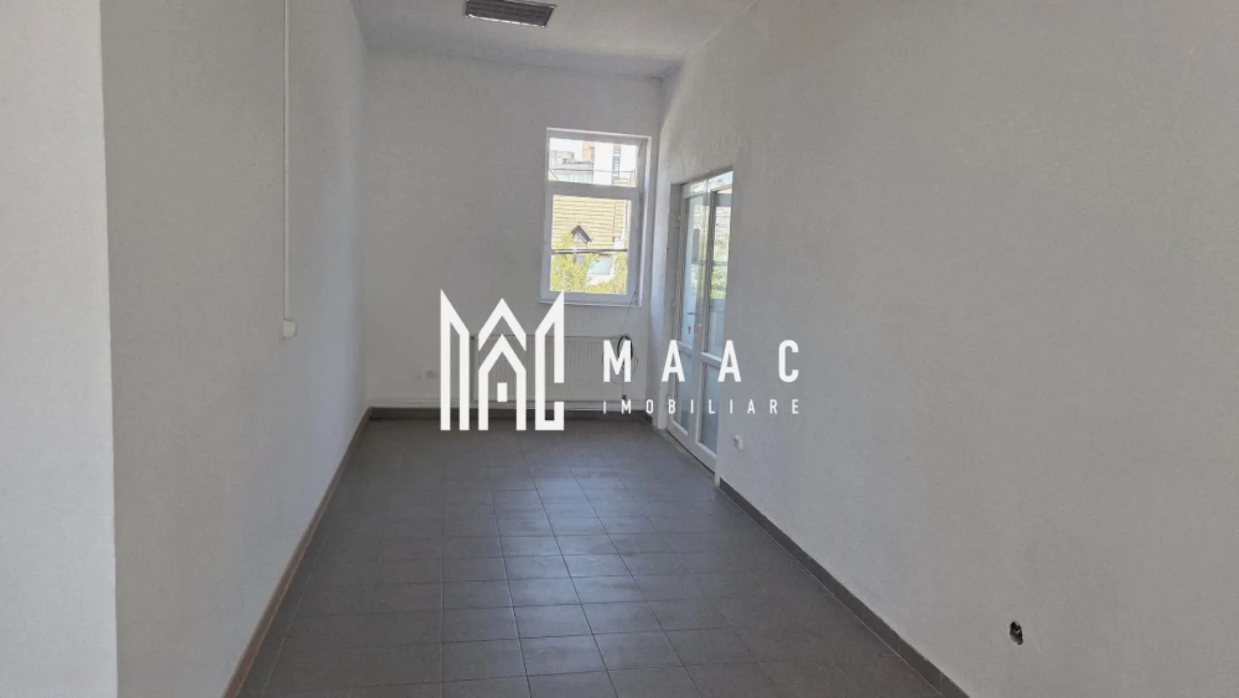 Spațiu comercial | VAD | Expunere | Mediaș - Se oferă spre închiriere sau vânzare un spațiu de birouri cu o suprafață totală de 280,1 mp, situat la etajul 1 al unei clădiri complet renovate, cu acces individual din stradă prin casa scării comună.

Compartimentare eficientă:

Open space generos: 111,28 mp
3 birouri nedecomandate( putem facilita accesul din open- space) 19,89 mp, 32,15 mp, 21,25 mp
Birou decomandat: 17,63 mp
Hol de acces: 14,68 mp
Spații utilitare: acces către grupuri sanitare (8,11 mp), 2 grupuri sanitare (6,11 mp)

Caracteristici tehnice și dotări:

Spațiu foarte luminos
Clădire renovată integral, cu izolație exterioară
Centrală termică proprie
Pardoseală din gresie
Posibilitate de racordare la internet, telefonie și climatizare
Sistem de climatizare
Acces facil și vizibilitate din stradă

Localizare:

În apropiere de sediile Romgaz și Transgaz Mediaș
Parcare publică disponibilă în zonă
Restaurante și alte facilități la câteva minute de mers
Stație de autobuz la doar 3 minute de mers pe jos

Proprietatea este ideală pentru firme ce caută spațiu de lucru funcțional într-o zonă strategică din Mediaș, cu acces rapid la instituții, transport public și servicii.

Spațiile versatile de acest tip sunt rare în zonă — profitați acum de oportunitate.
Pentru detalii suplimentare sau o vizionare, nu ezitați să ne contactați, specificând ID CP2610231.