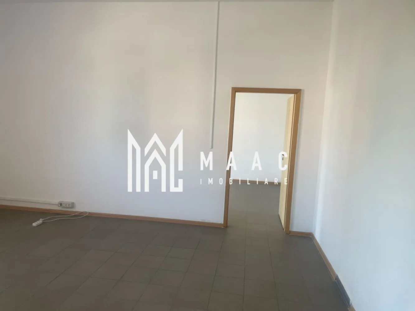 Spațiu comercial | VAD | Expunere | Mediaș - Se oferă spre închiriere sau vânzare un spațiu de birouri cu o suprafață totală de 280,1 mp, situat la etajul 1 al unei clădiri complet renovate, cu acces individual din stradă prin casa scării comună.

Compartimentare eficientă:

Open space generos: 111,28 mp
3 birouri nedecomandate( putem facilita accesul din open- space) 19,89 mp, 32,15 mp, 21,25 mp
Birou decomandat: 17,63 mp
Hol de acces: 14,68 mp
Spații utilitare: acces către grupuri sanitare (8,11 mp), 2 grupuri sanitare (6,11 mp)

Caracteristici tehnice și dotări:

Spațiu foarte luminos
Clădire renovată integral, cu izolație exterioară
Centrală termică proprie
Pardoseală din gresie
Posibilitate de racordare la internet, telefonie și climatizare
Sistem de climatizare
Acces facil și vizibilitate din stradă

Localizare:

În apropiere de sediile Romgaz și Transgaz Mediaș
Parcare publică disponibilă în zonă
Restaurante și alte facilități la câteva minute de mers
Stație de autobuz la doar 3 minute de mers pe jos

Proprietatea este ideală pentru firme ce caută spațiu de lucru funcțional într-o zonă strategică din Mediaș, cu acces rapid la instituții, transport public și servicii.

Spațiile versatile de acest tip sunt rare în zonă — profitați acum de oportunitate.
Pentru detalii suplimentare sau o vizionare, nu ezitați să ne contactați, specificând ID CP2610231.