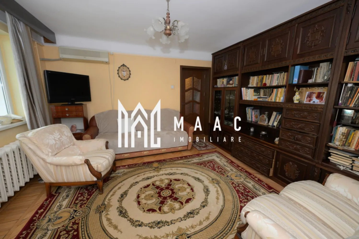 APARTAMENT 3 CAMERE| ZONA CENTRALA - Apartament 3 camere, 57 mp utili, etaj 3/3 – Zona Centrală, Str. Regina Maria, Râmnicu Vâlcea – 82.000 €

MAAC Imobiliare vă propune spre vânzare un apartament cochet, cu 3 camere, situat în zona centrală a municipiului Râmnicu Vâlcea, pe Strada Regina Maria – o locație excelentă, aproape de toate facilitățile urbane.

📍 Detalii proprietate:
Suprafață utilă: 57 mp
Suprafață totală: 62 mp

Etaj: 3 din 3
Compartimentare: semidecomandată
Camere: living, 2 dormitoare, bucătărie, baie, balcon generos
Balcon foarte spațios, ideal pentru relaxare sau depozitare

🛠️ Dotări și finisaje:
Geamuri termopan
Baie renovată integral
Parchet nou în hol, bucătărie și unul dintre dormitoare
Aer condiționat instalat
Apartamentul a fost renovat parțial, este foarte curat și bine întreținut
Locuibil imediat, fără necesitatea unor renovări majore

📌 Situat într-un bloc cu 3 etaje, pe strada Regina Maria, într-o zonă liniștită și centrală, cu acces facil la magazine, restaurante, școli, mijloace de transport în comun și instituții publice.

💰 Preț: 82.000 €
✅ Se acceptă credit.
📞 Pentru mai multe informații sau programarea unei vizionări, va rugam sa ne contactați

id- CP2777145.