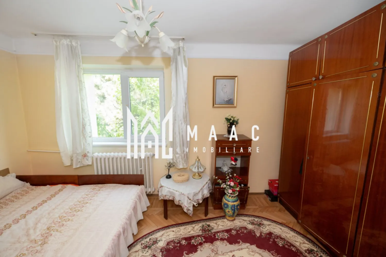 APARTAMENT 3 CAMERE| ZONA CENTRALA - Apartament 3 camere, 57 mp utili, etaj 3/3 – Zona Centrală, Str. Regina Maria, Râmnicu Vâlcea – 82.000 €

MAAC Imobiliare vă propune spre vânzare un apartament cochet, cu 3 camere, situat în zona centrală a municipiului Râmnicu Vâlcea, pe Strada Regina Maria – o locație excelentă, aproape de toate facilitățile urbane.

📍 Detalii proprietate:
Suprafață utilă: 57 mp
Suprafață totală: 62 mp

Etaj: 3 din 3
Compartimentare: semidecomandată
Camere: living, 2 dormitoare, bucătărie, baie, balcon generos
Balcon foarte spațios, ideal pentru relaxare sau depozitare

🛠️ Dotări și finisaje:
Geamuri termopan
Baie renovată integral
Parchet nou în hol, bucătărie și unul dintre dormitoare
Aer condiționat instalat
Apartamentul a fost renovat parțial, este foarte curat și bine întreținut
Locuibil imediat, fără necesitatea unor renovări majore

📌 Situat într-un bloc cu 3 etaje, pe strada Regina Maria, într-o zonă liniștită și centrală, cu acces facil la magazine, restaurante, școli, mijloace de transport în comun și instituții publice.

💰 Preț: 82.000 €
✅ Se acceptă credit.
📞 Pentru mai multe informații sau programarea unei vizionări, va rugam sa ne contactați

id- CP2777145.