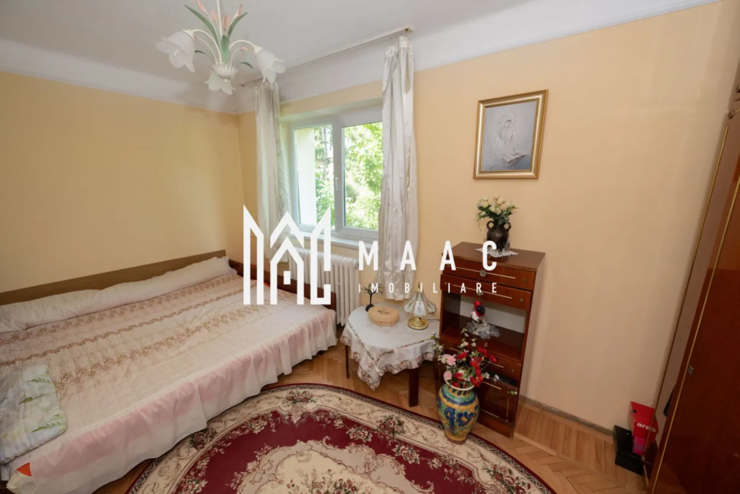 APARTAMENT 3 CAMERE| ZONA CENTRALA - Apartament 3 camere, 57 mp utili, etaj 3/3 – Zona Centrală, Str. Regina Maria, Râmnicu Vâlcea – 82.000 €

MAAC Imobiliare vă propune spre vânzare un apartament cochet, cu 3 camere, situat în zona centrală a municipiului Râmnicu Vâlcea, pe Strada Regina Maria – o locație excelentă, aproape de toate facilitățile urbane.

📍 Detalii proprietate:
Suprafață utilă: 57 mp
Suprafață totală: 62 mp

Etaj: 3 din 3
Compartimentare: semidecomandată
Camere: living, 2 dormitoare, bucătărie, baie, balcon generos
Balcon foarte spațios, ideal pentru relaxare sau depozitare

🛠️ Dotări și finisaje:
Geamuri termopan
Baie renovată integral
Parchet nou în hol, bucătărie și unul dintre dormitoare
Aer condiționat instalat
Apartamentul a fost renovat parțial, este foarte curat și bine întreținut
Locuibil imediat, fără necesitatea unor renovări majore

📌 Situat într-un bloc cu 3 etaje, pe strada Regina Maria, într-o zonă liniștită și centrală, cu acces facil la magazine, restaurante, școli, mijloace de transport în comun și instituții publice.

💰 Preț: 82.000 €
✅ Se acceptă credit.
📞 Pentru mai multe informații sau programarea unei vizionări, va rugam sa ne contactați

id- CP2777145.