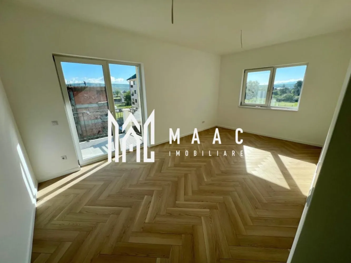 Apartament 3 camere | 71 Mp | Parter ,Boxa | Șelimbăr, zona Brana - MAAC Imobiliare vă prezintă un apartament situat în ansamblul rezidențial Casian Renaissance – Șelimbăr, zona Brana, la doar câteva minute de centrul comercial Shopping City Sibiu.

Acces facil din Sibiu prin trei artere principale:

Strada Ștefan cel Mare
Strada Octavian Goga (Șelimbăr)
Strada P. Brana

Toate căile de acces sunt asfaltate, oferind confort și conectivitate optimă.

Despre Casian Renaissance
Casian Renaissance este un proiect rezidențial premium, gândit pentru cei care caută calitate, eleganță și un stil de viață modern. Proiectul include:

6 imobile P+3 dotate cu lifturi moderne

256 de unități locative: garsoniere, apartamente cu 2 și 3 camere

Caracteristici ale ansamblului:
✔ Design arhitectural deosebit – fațade placate cu profile ornamentale, interior și exterior
✔ Lifturi performante în fiecare bloc
✔ Loc de joacă amenajat pentru copii
✔ Alei de promenadă și spații verzi generoase
✔ Locuri de parcare amenajate și căi de acces asfaltate
✔ Iluminat stradal

Casian Renaissance înseamnă siguranță, bun gust, calitate premium și confort garantat.
Este un loc creat pentru cei care își doresc ceva cu adevărat unic și deosebit.

📞 Pentru mai multe detalii sau pentru a programa o vizionare, contactați-ne cu încredere specificand ID:CP2609840