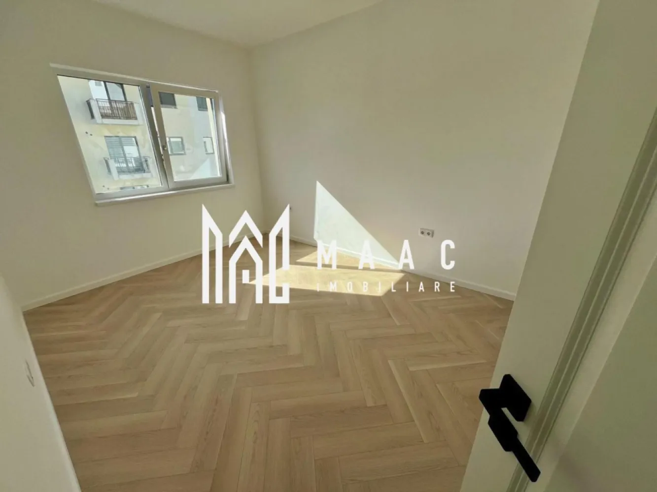 Apartament 3 camere | 71 Mp | Parter ,Boxa | Șelimbăr, zona Brana - MAAC Imobiliare vă prezintă un apartament situat în ansamblul rezidențial Casian Renaissance – Șelimbăr, zona Brana, la doar câteva minute de centrul comercial Shopping City Sibiu.

Acces facil din Sibiu prin trei artere principale:

Strada Ștefan cel Mare
Strada Octavian Goga (Șelimbăr)
Strada P. Brana

Toate căile de acces sunt asfaltate, oferind confort și conectivitate optimă.

Despre Casian Renaissance
Casian Renaissance este un proiect rezidențial premium, gândit pentru cei care caută calitate, eleganță și un stil de viață modern. Proiectul include:

6 imobile P+3 dotate cu lifturi moderne

256 de unități locative: garsoniere, apartamente cu 2 și 3 camere

Caracteristici ale ansamblului:
✔ Design arhitectural deosebit – fațade placate cu profile ornamentale, interior și exterior
✔ Lifturi performante în fiecare bloc
✔ Loc de joacă amenajat pentru copii
✔ Alei de promenadă și spații verzi generoase
✔ Locuri de parcare amenajate și căi de acces asfaltate
✔ Iluminat stradal

Casian Renaissance înseamnă siguranță, bun gust, calitate premium și confort garantat.
Este un loc creat pentru cei care își doresc ceva cu adevărat unic și deosebit.

📞 Pentru mai multe detalii sau pentru a programa o vizionare, contactați-ne cu încredere specificand ID:CP2609840