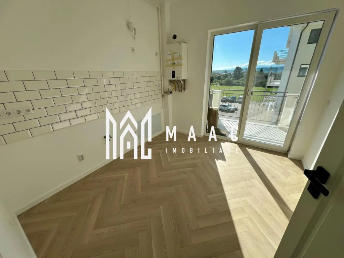 Apartament 3 camere | 71 Mp | Parter ,Boxa | Șelimbăr, zona Brana - MAAC Imobiliare vă prezintă un apartament situat în ansamblul rezidențial Casian Renaissance – Șelimbăr, zona Brana, la doar câteva minute de centrul comercial Shopping City Sibiu.

Acces facil din Sibiu prin trei artere principale:

Strada Ștefan cel Mare
Strada Octavian Goga (Șelimbăr)
Strada P. Brana

Toate căile de acces sunt asfaltate, oferind confort și conectivitate optimă.

Despre Casian Renaissance
Casian Renaissance este un proiect rezidențial premium, gândit pentru cei care caută calitate, eleganță și un stil de viață modern. Proiectul include:

6 imobile P+3 dotate cu lifturi moderne

256 de unități locative: garsoniere, apartamente cu 2 și 3 camere

Caracteristici ale ansamblului:
✔ Design arhitectural deosebit – fațade placate cu profile ornamentale, interior și exterior
✔ Lifturi performante în fiecare bloc
✔ Loc de joacă amenajat pentru copii
✔ Alei de promenadă și spații verzi generoase
✔ Locuri de parcare amenajate și căi de acces asfaltate
✔ Iluminat stradal

Casian Renaissance înseamnă siguranță, bun gust, calitate premium și confort garantat.
Este un loc creat pentru cei care își doresc ceva cu adevărat unic și deosebit.

📞 Pentru mai multe detalii sau pentru a programa o vizionare, contactați-ne cu încredere specificand ID:CP2609840