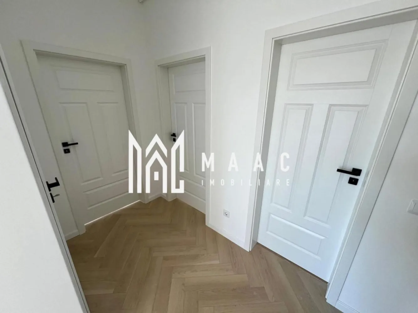 Apartament 3 camere | 71 Mp | Parter ,Boxa | Șelimbăr, zona Brana - MAAC Imobiliare vă prezintă un apartament situat în ansamblul rezidențial Casian Renaissance – Șelimbăr, zona Brana, la doar câteva minute de centrul comercial Shopping City Sibiu.

Acces facil din Sibiu prin trei artere principale:

Strada Ștefan cel Mare
Strada Octavian Goga (Șelimbăr)
Strada P. Brana

Toate căile de acces sunt asfaltate, oferind confort și conectivitate optimă.

Despre Casian Renaissance
Casian Renaissance este un proiect rezidențial premium, gândit pentru cei care caută calitate, eleganță și un stil de viață modern. Proiectul include:

6 imobile P+3 dotate cu lifturi moderne

256 de unități locative: garsoniere, apartamente cu 2 și 3 camere

Caracteristici ale ansamblului:
✔ Design arhitectural deosebit – fațade placate cu profile ornamentale, interior și exterior
✔ Lifturi performante în fiecare bloc
✔ Loc de joacă amenajat pentru copii
✔ Alei de promenadă și spații verzi generoase
✔ Locuri de parcare amenajate și căi de acces asfaltate
✔ Iluminat stradal

Casian Renaissance înseamnă siguranță, bun gust, calitate premium și confort garantat.
Este un loc creat pentru cei care își doresc ceva cu adevărat unic și deosebit.

📞 Pentru mai multe detalii sau pentru a programa o vizionare, contactați-ne cu încredere specificand ID:CP2609840