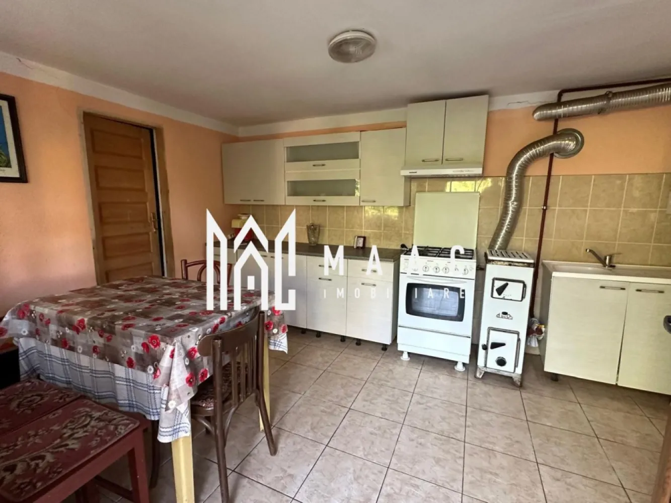 Casă tradițională I 100 mp utili I teren 1830 mp I Armeni I SIBIU - Proprietate în exclusivitate – Casă cu 100 mp utili și teren de 1.830 mp, în Armeni, la 35 de minute de Sibiu
MAAC Imobiliare propune în exclusivitate spre vânzare o proprietate deosebită, situată în localitatea Armeni, comuna Loamneș – o alegere excelentă pentru cei care își doresc liniște, aer curat și un cadru natural autentic, cu acces rapid către orașul Sibiu.

Detalii generale:
Suprafață totală teren: 1.830 mp
Suprafață utilă casă: 100 mp
Două numere administrative: casă + teren adiacent (intravilan), potrivit pentru construcție nouă
Deschidere generoasă la două străzi asfaltate – 39 metri front stradal
Proprietate disponibilă imediat
Construcție solidă, edificată după 1962, cu pod mansardabil
Poartă nouă din fier, instalată în 2024
Acoperiș schimbat integral la casă în urmă cu 5 ani; anexele au fost revizuite

Compartimentare:
3 camere cu dușumea din lemn, ferestre și uși originale din lemn, în stare foarte bună
Bucătărie complet utilată
Baie cu finisaje moderne
Cămară și debara
Terasă acoperită
Dependințe și anexe (88 mp construiți):
Magazie
Grajd
Șură
Două pivnițe tradiționale boltite din cărămidă și lemn, excelent conservate

Dotări și utilități:
Gaz, curent electric, apă curentă, canalizare
Fântână proprie cu hidrofor funcțional
Tâmplărie termopan la bucătărie și baie

Teren și potențial:
Sol fertil, care nu necesită îngrășăminte chimice – ideal pentru grădinărit, activități agricole sau spații recreative
Pomi fructiferi și arbuști plantați
Posibilitate de extindere sau construcție nouă pe terenul suplimentar (intravilan)
Cadru ideal pentru microfermă, apicultură sau proiecte de reconversie rurală

Variante flexibile de vânzare:
Se poate achiziționa întreaga proprietate (casă + teren + anexe)
Sau separat, având în vedere că o parte din teren este intravilan și se pretează pentru vânzare individuală

Context local:
Localitatea Armeni este cunoscută pentru tradițiile vii, comunitatea primitoare și păstrarea valorilor satului transilvănean. Zona oferă un echilibru ideal între liniștea rurală și proximitatea orașului Sibiu.

Alte avantaje:
Se vinde complet mobilată și utilată – pregătită pentru mutare imediată sau valorificare directă
Potrivită pentru locuire permanentă, casă de vacanță sau investiție agroturistică

Pentru mai multe informații și pentru a programa o vizionare, menționați ID-ul CP2608703 în apelul telefonic.