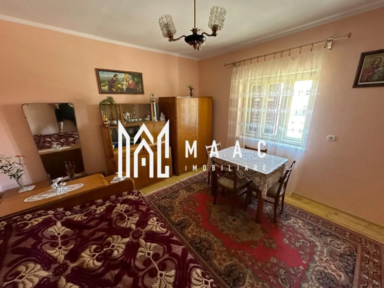 Casă tradițională I 100 mp utili I teren 1830 mp I Armeni I SIBIU - Proprietate în exclusivitate – Casă cu 100 mp utili și teren de 1.830 mp, în Armeni, la 35 de minute de Sibiu
MAAC Imobiliare propune în exclusivitate spre vânzare o proprietate deosebită, situată în localitatea Armeni, comuna Loamneș – o alegere excelentă pentru cei care își doresc liniște, aer curat și un cadru natural autentic, cu acces rapid către orașul Sibiu.

Detalii generale:
Suprafață totală teren: 1.830 mp
Suprafață utilă casă: 100 mp
Două numere administrative: casă + teren adiacent (intravilan), potrivit pentru construcție nouă
Deschidere generoasă la două străzi asfaltate – 39 metri front stradal
Proprietate disponibilă imediat
Construcție solidă, edificată după 1962, cu pod mansardabil
Poartă nouă din fier, instalată în 2024
Acoperiș schimbat integral la casă în urmă cu 5 ani; anexele au fost revizuite

Compartimentare:
3 camere cu dușumea din lemn, ferestre și uși originale din lemn, în stare foarte bună
Bucătărie complet utilată
Baie cu finisaje moderne
Cămară și debara
Terasă acoperită
Dependințe și anexe (88 mp construiți):
Magazie
Grajd
Șură
Două pivnițe tradiționale boltite din cărămidă și lemn, excelent conservate

Dotări și utilități:
Gaz, curent electric, apă curentă, canalizare
Fântână proprie cu hidrofor funcțional
Tâmplărie termopan la bucătărie și baie

Teren și potențial:
Sol fertil, care nu necesită îngrășăminte chimice – ideal pentru grădinărit, activități agricole sau spații recreative
Pomi fructiferi și arbuști plantați
Posibilitate de extindere sau construcție nouă pe terenul suplimentar (intravilan)
Cadru ideal pentru microfermă, apicultură sau proiecte de reconversie rurală

Variante flexibile de vânzare:
Se poate achiziționa întreaga proprietate (casă + teren + anexe)
Sau separat, având în vedere că o parte din teren este intravilan și se pretează pentru vânzare individuală

Context local:
Localitatea Armeni este cunoscută pentru tradițiile vii, comunitatea primitoare și păstrarea valorilor satului transilvănean. Zona oferă un echilibru ideal între liniștea rurală și proximitatea orașului Sibiu.

Alte avantaje:
Se vinde complet mobilată și utilată – pregătită pentru mutare imediată sau valorificare directă
Potrivită pentru locuire permanentă, casă de vacanță sau investiție agroturistică

Pentru mai multe informații și pentru a programa o vizionare, menționați ID-ul CP2608703 în apelul telefonic.