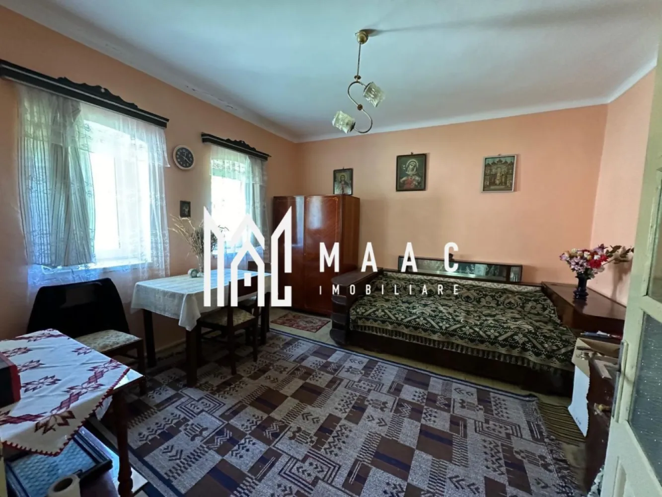 Casă tradițională I 100 mp utili I teren 1830 mp I Armeni I SIBIU - Proprietate în exclusivitate – Casă cu 100 mp utili și teren de 1.830 mp, în Armeni, la 35 de minute de Sibiu
MAAC Imobiliare propune în exclusivitate spre vânzare o proprietate deosebită, situată în localitatea Armeni, comuna Loamneș – o alegere excelentă pentru cei care își doresc liniște, aer curat și un cadru natural autentic, cu acces rapid către orașul Sibiu.

Detalii generale:
Suprafață totală teren: 1.830 mp
Suprafață utilă casă: 100 mp
Două numere administrative: casă + teren adiacent (intravilan), potrivit pentru construcție nouă
Deschidere generoasă la două străzi asfaltate – 39 metri front stradal
Proprietate disponibilă imediat
Construcție solidă, edificată după 1962, cu pod mansardabil
Poartă nouă din fier, instalată în 2024
Acoperiș schimbat integral la casă în urmă cu 5 ani; anexele au fost revizuite

Compartimentare:
3 camere cu dușumea din lemn, ferestre și uși originale din lemn, în stare foarte bună
Bucătărie complet utilată
Baie cu finisaje moderne
Cămară și debara
Terasă acoperită
Dependințe și anexe (88 mp construiți):
Magazie
Grajd
Șură
Două pivnițe tradiționale boltite din cărămidă și lemn, excelent conservate

Dotări și utilități:
Gaz, curent electric, apă curentă, canalizare
Fântână proprie cu hidrofor funcțional
Tâmplărie termopan la bucătărie și baie

Teren și potențial:
Sol fertil, care nu necesită îngrășăminte chimice – ideal pentru grădinărit, activități agricole sau spații recreative
Pomi fructiferi și arbuști plantați
Posibilitate de extindere sau construcție nouă pe terenul suplimentar (intravilan)
Cadru ideal pentru microfermă, apicultură sau proiecte de reconversie rurală

Variante flexibile de vânzare:
Se poate achiziționa întreaga proprietate (casă + teren + anexe)
Sau separat, având în vedere că o parte din teren este intravilan și se pretează pentru vânzare individuală

Context local:
Localitatea Armeni este cunoscută pentru tradițiile vii, comunitatea primitoare și păstrarea valorilor satului transilvănean. Zona oferă un echilibru ideal între liniștea rurală și proximitatea orașului Sibiu.

Alte avantaje:
Se vinde complet mobilată și utilată – pregătită pentru mutare imediată sau valorificare directă
Potrivită pentru locuire permanentă, casă de vacanță sau investiție agroturistică

Pentru mai multe informații și pentru a programa o vizionare, menționați ID-ul CP2608703 în apelul telefonic.