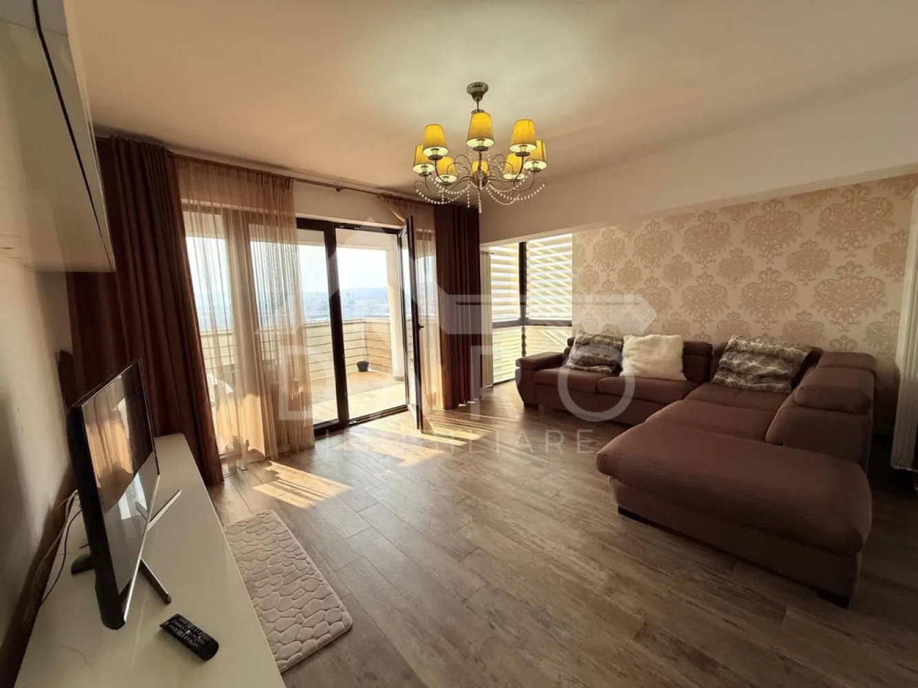 🏡 Apartament de lux de închiriat – Acta Residence | 600 €/lună | Parc - 🏡 Apartament de lux de închiriat – Acta Residence | 600 €/lună | Parcare + Boxă incluse
Se oferă spre închiriere un apartament modern cu 2 camere, situat în complexul Acta Residence, pe strada Livezeni, la etajul 5, cu o priveliște superbă către Shopping City Mall.
📅 Disponibil pentru închiriere pe termen lung
💶 Preț: 600 €/lună
🚗 Loc de parcare + boxă de depozitare incluse în pret
Compartimentare:
✔ Living open space cu bucătărie modernă și insulă
✔ Dormitor luminos
✔ Baie cu duș
✔ Hol
✔ Terasă generoasă de 12 mp, cu acces din living
Dotări:
✔ Complet mobilat și utilat
✔ Mașină de spălat rufe
✔ Frigider
✔ Cuptor electric + plită electrică
✔ Cuptor cu microunde
✔ Centrală termică proprie
✔ Geamuri termopan
Avantaje locație:
📍 Complex rezidențial nou și modern
📍 La câteva minute de Shopping City
📍 Aproape de Kaufland, Lidl
📍 În apropiere de parcuri și zone verzi
📍 Sală de fitness în zonă
📍 Acces rapid la mijloace de transport și alte facilități
💎 Apartament premium, ideal pentru persoane serioase care își doresc confort, liniște și un stil de viață modern.
🤝 Proprietate promovată prin DARO Imobiliare
💳 Te gândești să îți cumperi propria locuință în viitor?
Prin Kiwi Finance beneficiezi de:
✔ analiză GRATUITĂ a eligibilității
✔ oferte de la peste 12 bănci
✔ negocierea dobânzii în favoarea ta
✔ suport complet până la semnare
📞 Detalii și vizionări:
Coman Maria – DARO Imobiliare & Kiwi Finance
📱 0749 535 729
🔑 DARO Imobiliare – găsim locuința potrivită.
💳 Kiwi Finance – obținem creditul pentru a o cumpăra.