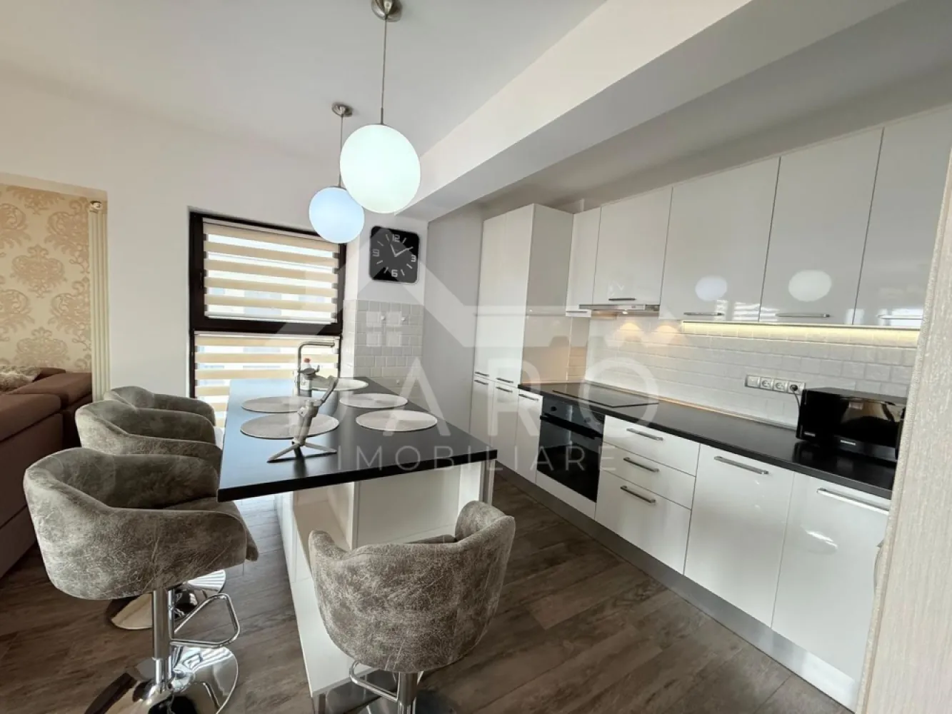 🏡 Apartament de lux de închiriat – Acta Residence | 600 €/lună | Parc - 🏡 Apartament de lux de închiriat – Acta Residence | 600 €/lună | Parcare + Boxă incluse
Se oferă spre închiriere un apartament modern cu 2 camere, situat în complexul Acta Residence, pe strada Livezeni, la etajul 5, cu o priveliște superbă către Shopping City Mall.
📅 Disponibil pentru închiriere pe termen lung
💶 Preț: 600 €/lună
🚗 Loc de parcare + boxă de depozitare incluse în pret
Compartimentare:
✔ Living open space cu bucătărie modernă și insulă
✔ Dormitor luminos
✔ Baie cu duș
✔ Hol
✔ Terasă generoasă de 12 mp, cu acces din living
Dotări:
✔ Complet mobilat și utilat
✔ Mașină de spălat rufe
✔ Frigider
✔ Cuptor electric + plită electrică
✔ Cuptor cu microunde
✔ Centrală termică proprie
✔ Geamuri termopan
Avantaje locație:
📍 Complex rezidențial nou și modern
📍 La câteva minute de Shopping City
📍 Aproape de Kaufland, Lidl
📍 În apropiere de parcuri și zone verzi
📍 Sală de fitness în zonă
📍 Acces rapid la mijloace de transport și alte facilități
💎 Apartament premium, ideal pentru persoane serioase care își doresc confort, liniște și un stil de viață modern.
🤝 Proprietate promovată prin DARO Imobiliare
💳 Te gândești să îți cumperi propria locuință în viitor?
Prin Kiwi Finance beneficiezi de:
✔ analiză GRATUITĂ a eligibilității
✔ oferte de la peste 12 bănci
✔ negocierea dobânzii în favoarea ta
✔ suport complet până la semnare
📞 Detalii și vizionări:
Coman Maria – DARO Imobiliare & Kiwi Finance
📱 0749 535 729
🔑 DARO Imobiliare – găsim locuința potrivită.
💳 Kiwi Finance – obținem creditul pentru a o cumpăra.