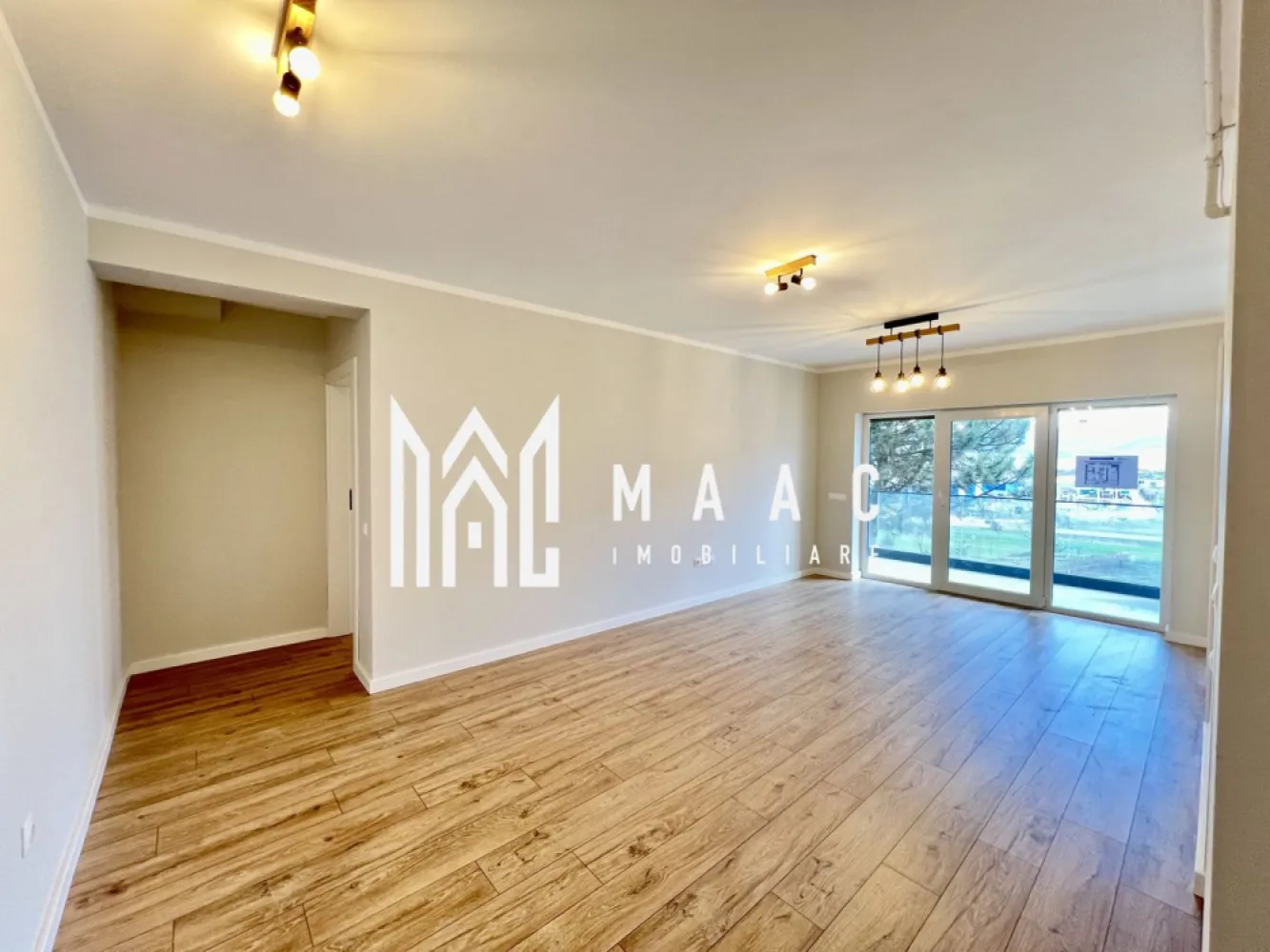Apartament 2 camere | 53 MPU | Balcon | Predare la alb - Maac Imobiliare vă oferă oportunitatea de a achiziționa un apartament modern, ideal pentru locuit sau investiție, situat într-un ansamblu rezidențial nou și bine poziționat, cu design contemporan, finisaje premium și spații verzi generoase.

Detalii apartament:

Suprafață utilă: 53,55 mp
Balcon tip logie: 7,29 mp, orientat spre sud – lumină naturală pe tot parcursul zilei
Compartimentare practică, cu spații de depozitare inteligente
Încălzire în pardoseală – eficiență și confort termic
Priveliște panoramică
Se predă la cheie – finisaje moderne, de calitate
Terasă cu hidroizolație și sistem de drenaj
Izolație termică cu vată bazaltică
Balcon și casa scării finisate cu granit și balustrade din sticlă securizată
Loc de parcare privat inclus în preț

Avantaje ansamblu rezidențial:
Design premium – fațade cu larice siberian și piatră naturală
Doar 25% din teren construit, restul fiind dedicat facilităților și zonelor verzi
45% spații verzi – vegetație matură, aer curat, atmosferă relaxantă
4 locuri de joacă pentru copii și teren de fotbal
Construcție durabilă, cu materiale de calitate superioară

Localizare excelentă:
La 4 minute de Zona Industrială Vest și Metro
15 minute de centrul istoric al Sibiului
Acces rapid către magazine, transport în comun și alte facilități urbane
Modalități de plată flexibile – acceptăm atât plata integrală, cât și credit ipotecar, fără influență asupra prețului final.

O alegere perfectă pentru cei care caută un apartament modern într-o zonă în plină dezvoltare, cu facilități multiple și potențial foarte bun de închiriere.

Pentru mai multe informații sau pentru a programa o vizionare, nu ezitați să ne contactați, specificand ID: CP2608262
