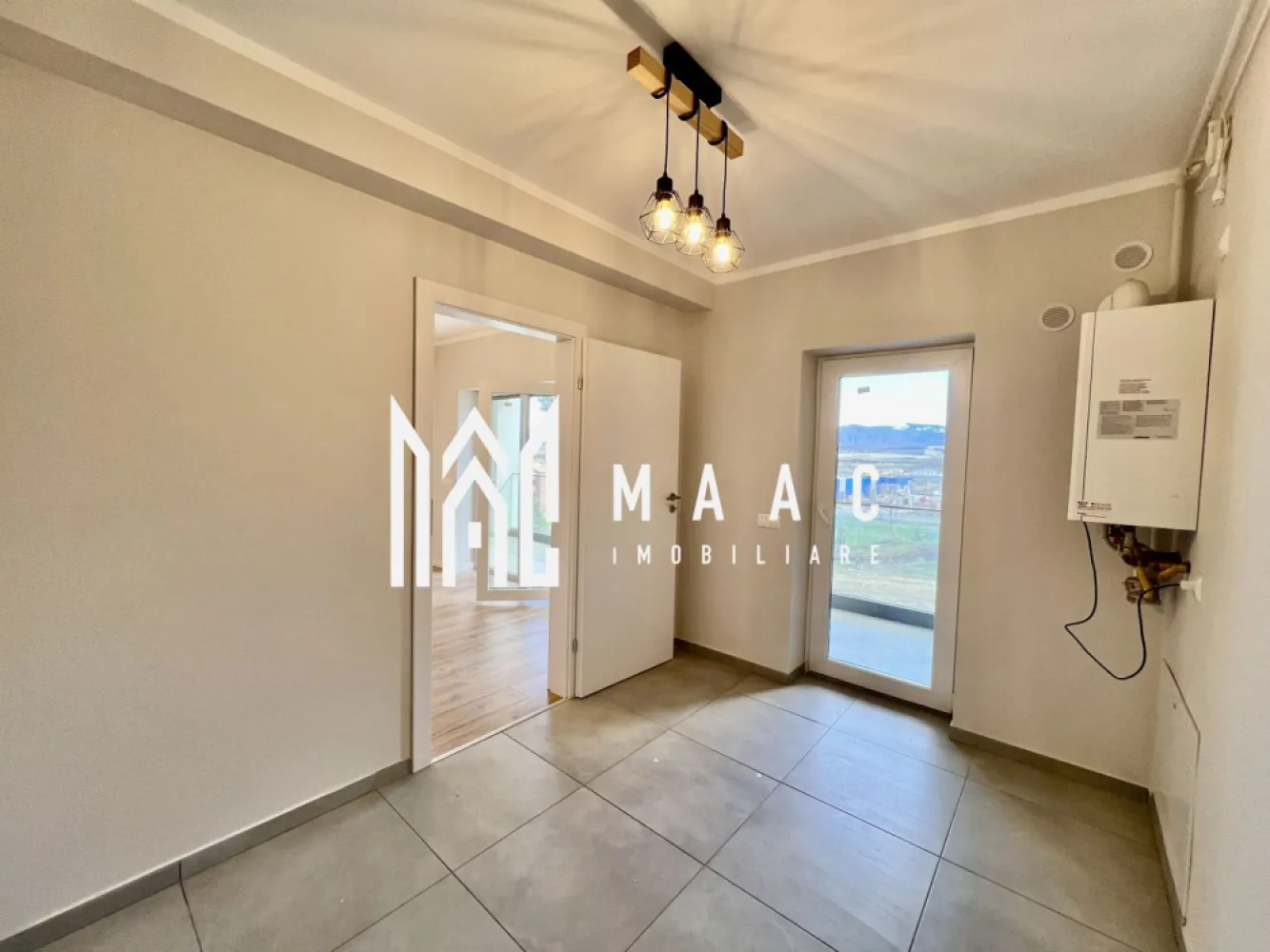 Apartament 2 camere | 53 MPU | Balcon | Predare la alb - Maac Imobiliare vă oferă oportunitatea de a achiziționa un apartament modern, ideal pentru locuit sau investiție, situat într-un ansamblu rezidențial nou și bine poziționat, cu design contemporan, finisaje premium și spații verzi generoase.

Detalii apartament:

Suprafață utilă: 53,55 mp
Balcon tip logie: 7,29 mp, orientat spre sud – lumină naturală pe tot parcursul zilei
Compartimentare practică, cu spații de depozitare inteligente
Încălzire în pardoseală – eficiență și confort termic
Priveliște panoramică
Se predă la cheie – finisaje moderne, de calitate
Terasă cu hidroizolație și sistem de drenaj
Izolație termică cu vată bazaltică
Balcon și casa scării finisate cu granit și balustrade din sticlă securizată
Loc de parcare privat inclus în preț

Avantaje ansamblu rezidențial:
Design premium – fațade cu larice siberian și piatră naturală
Doar 25% din teren construit, restul fiind dedicat facilităților și zonelor verzi
45% spații verzi – vegetație matură, aer curat, atmosferă relaxantă
4 locuri de joacă pentru copii și teren de fotbal
Construcție durabilă, cu materiale de calitate superioară

Localizare excelentă:
La 4 minute de Zona Industrială Vest și Metro
15 minute de centrul istoric al Sibiului
Acces rapid către magazine, transport în comun și alte facilități urbane
Modalități de plată flexibile – acceptăm atât plata integrală, cât și credit ipotecar, fără influență asupra prețului final.

O alegere perfectă pentru cei care caută un apartament modern într-o zonă în plină dezvoltare, cu facilități multiple și potențial foarte bun de închiriere.

Pentru mai multe informații sau pentru a programa o vizionare, nu ezitați să ne contactați, specificand ID: CP2608262