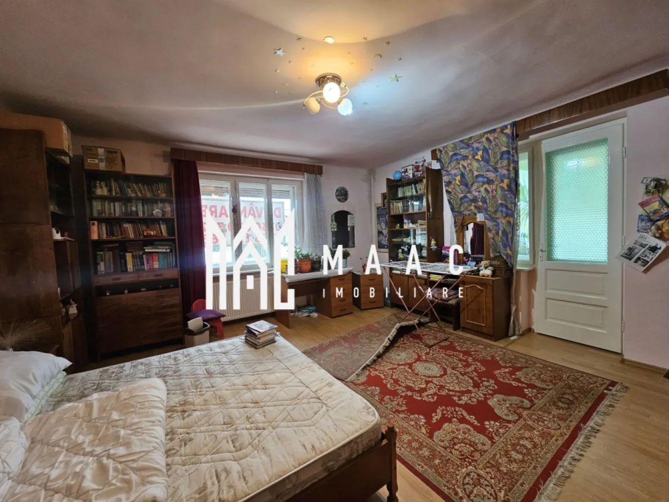 Casa 7 camere | Teren 1000 mp | 270 mp utili | Sub Arini - MAAC Imobiliare vă propune spre vânzare o casa situată într-una dintre cele mai apreciate și exclusiviste zone ale Sibiului – Calea Dumbrăvii, la doar 100 de metri de Parcul Sub Arini.

Detalii proprietate:
Suprafață teren: 994 mp
Deschidere la stradă: 26 ml
Suprafață totală construită: 318 mp
Suprafață utilă: 270 mp
Regim de înălțime: D+P+E+Pod (pod mansardabil, pe toată suprafața casei)
Construcție solidă, renovată complet în anul 2003

Compartimentare:
Demisol – 93 mp
Living
Hol
Bucătărie
Baie
Pivniță
Cameră tehnică (centrală) + spațiu depozitare

Parter – 115 mp
Living
Dormitor
Bucătărie
Birou
Baie cu geam și cadă
Hol + spațiu depozitare

Etaj – 110 mp
3 dormitoare decomandate
Baie cu cadă
Spațiu depozitare
Terasă închisă

Pod
Pe toată suprafața casei

Alte beneficii:
Garaje în partea din spate a curții
Terasa 
Sistem fotovoltaic nou instalat: panouri electrice + baterii HUAWEI 5kW
Curte spațioasă, verde și bine întreținută
Casa se vinde complet mobilată și utilată – pregătită pentru mutare imediată sau poate fi predată nemobilată, în funcție de preferințele cumpărătorului.

Pentru mai multe detalii precizati telefonic ca ati vazut anuntul cu ID: CP2818888
